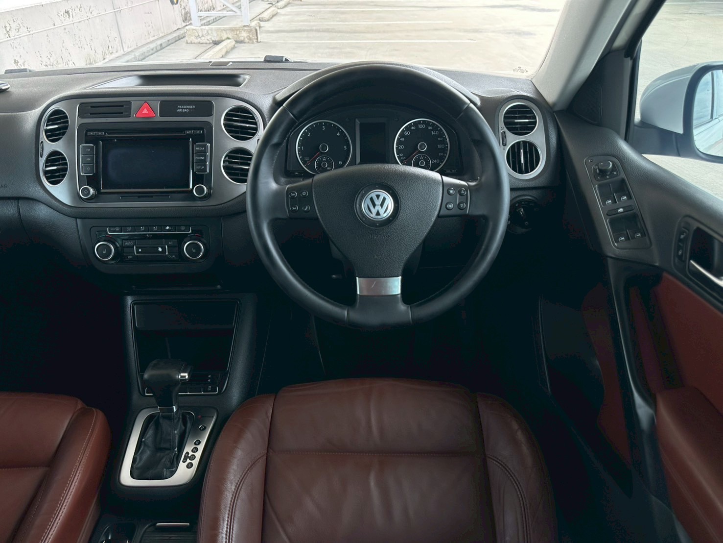 2010 Volkswagen Tiguan สีขาว (รูปที่ 13)