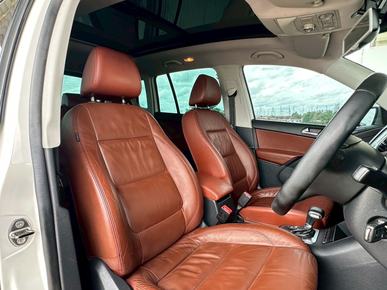 2010 Volkswagen Tiguan สีขาว (รูปที่ 11)