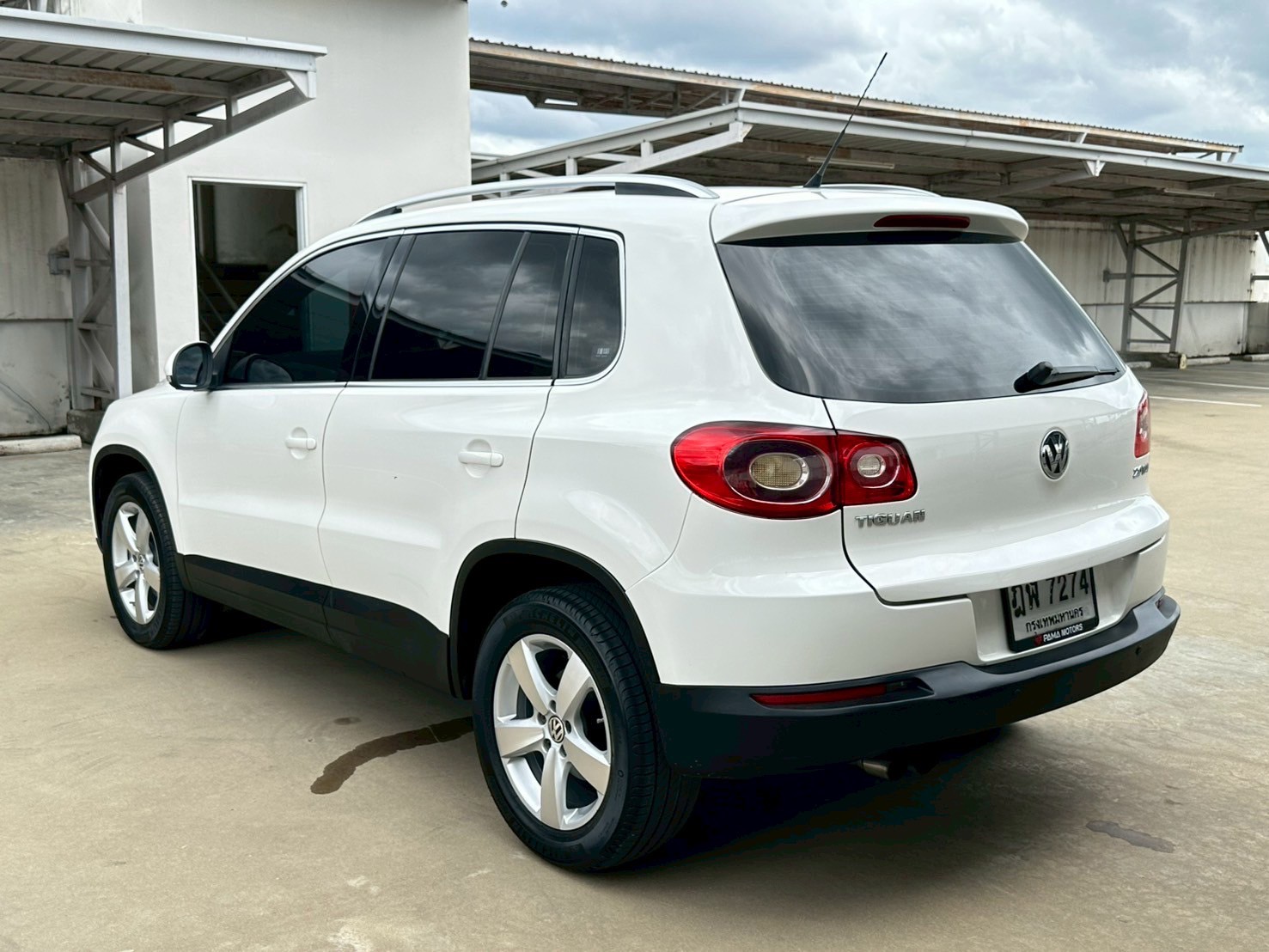 2010 Volkswagen Tiguan สีขาว (รูปที่ 8)