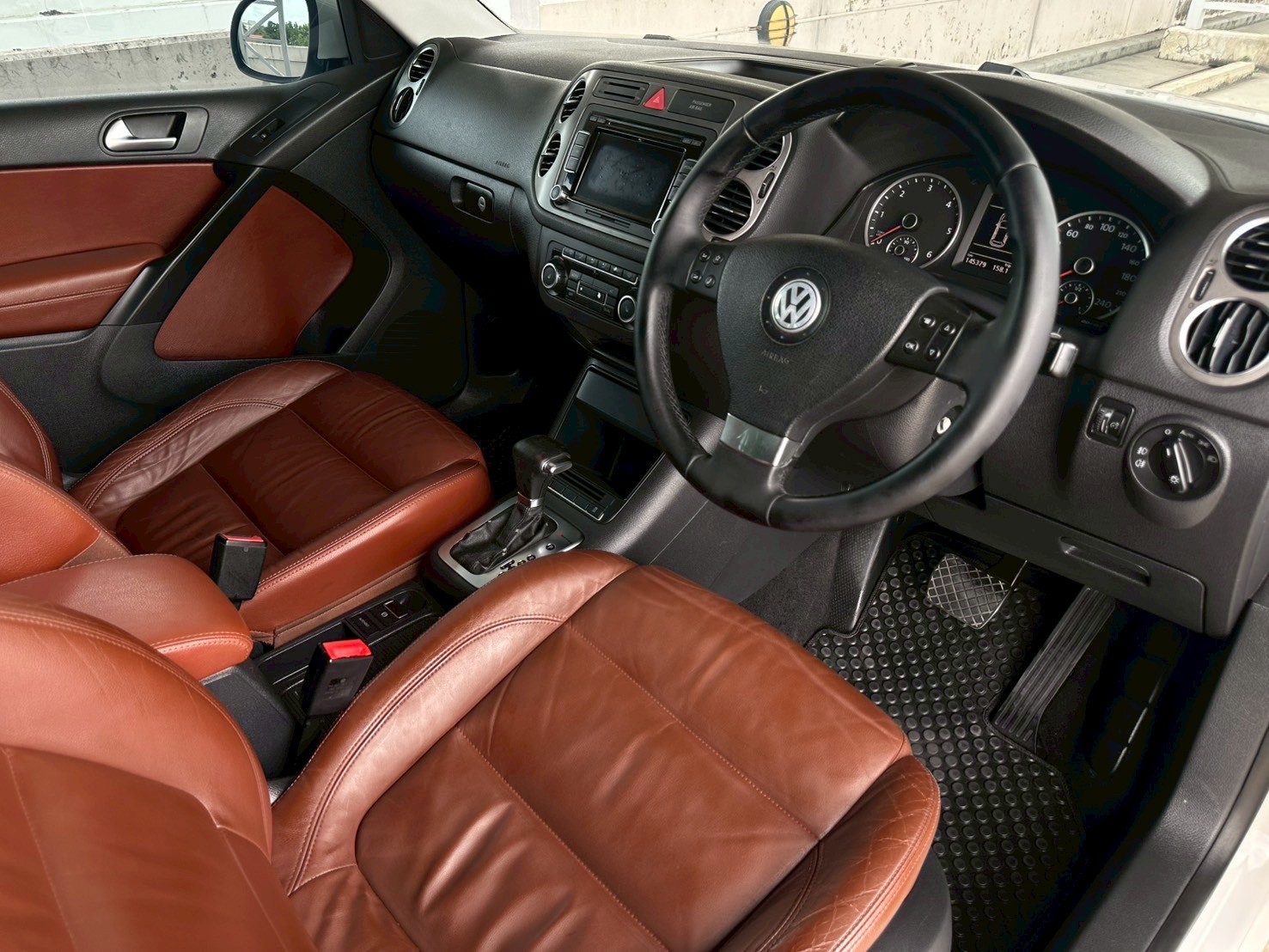 2010 Volkswagen Tiguan สีขาว (รูปที่ 10)