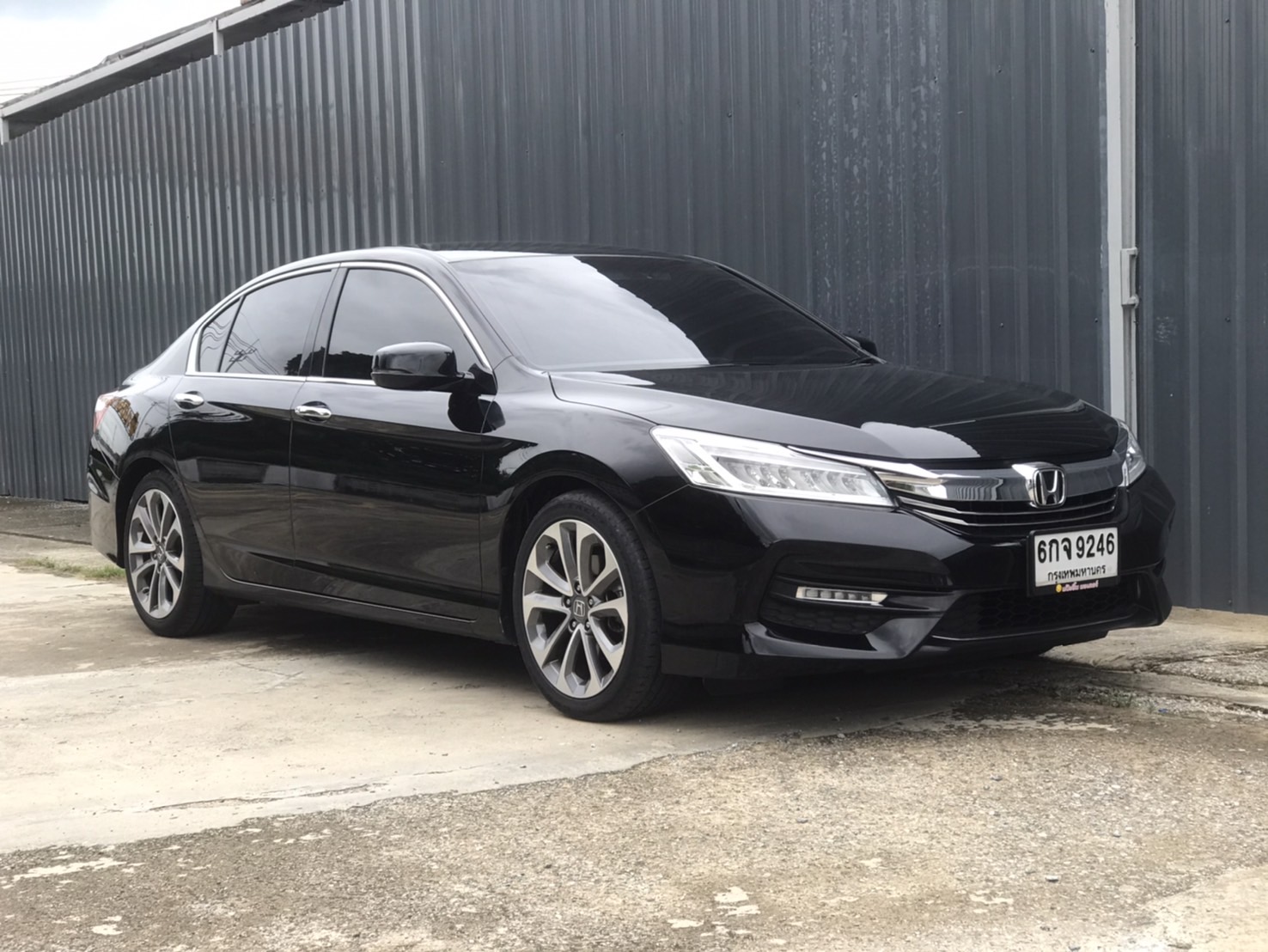 HONDA ACCORD 2.0EL MNC ปี2017แท้ ไมล์น้อย120,000 KM.สีดำสวยที่สุด น็อตไม่ขยับ