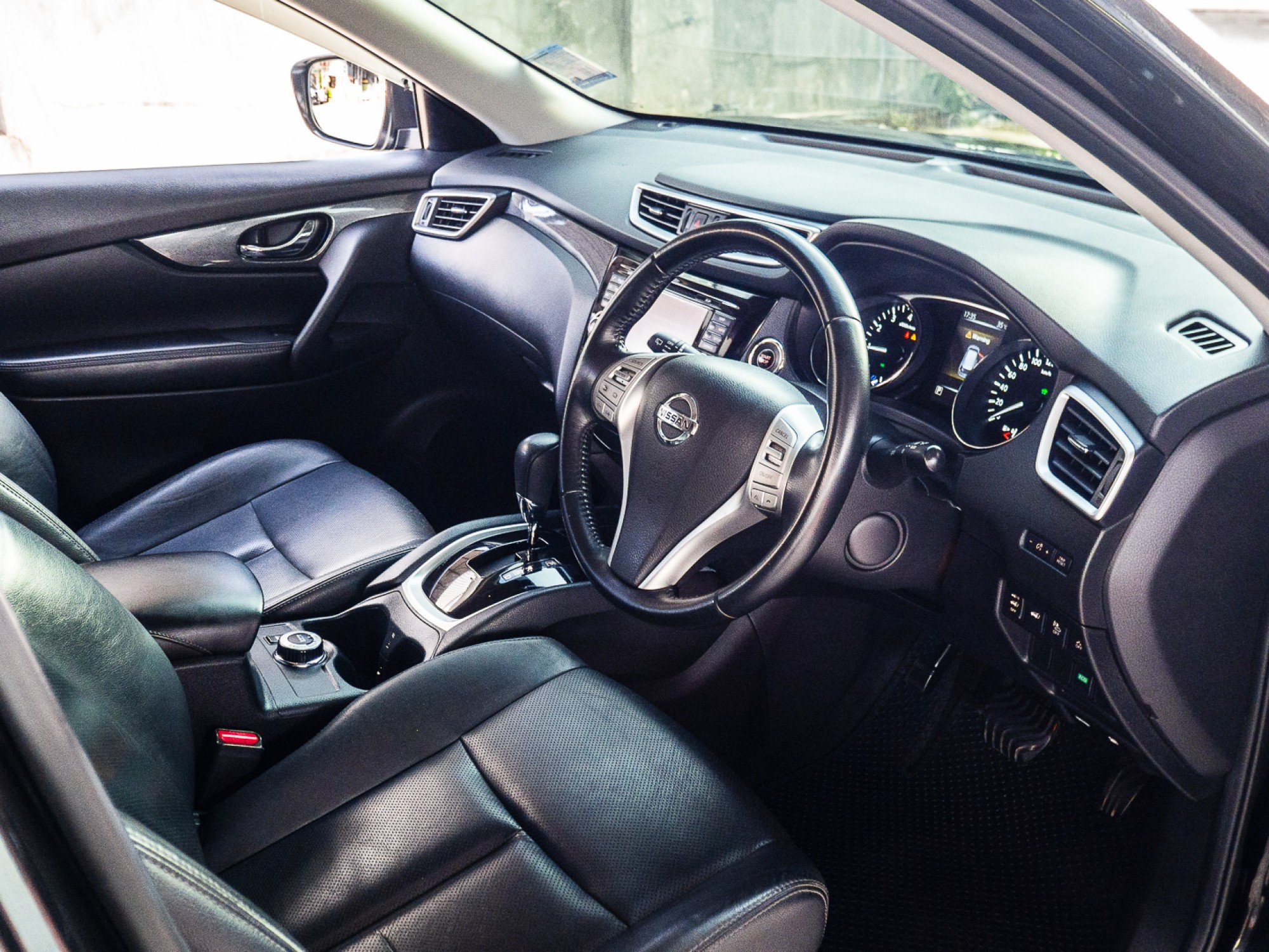 2016 Nissan X-trail สีดำ (รูปที่ 8)