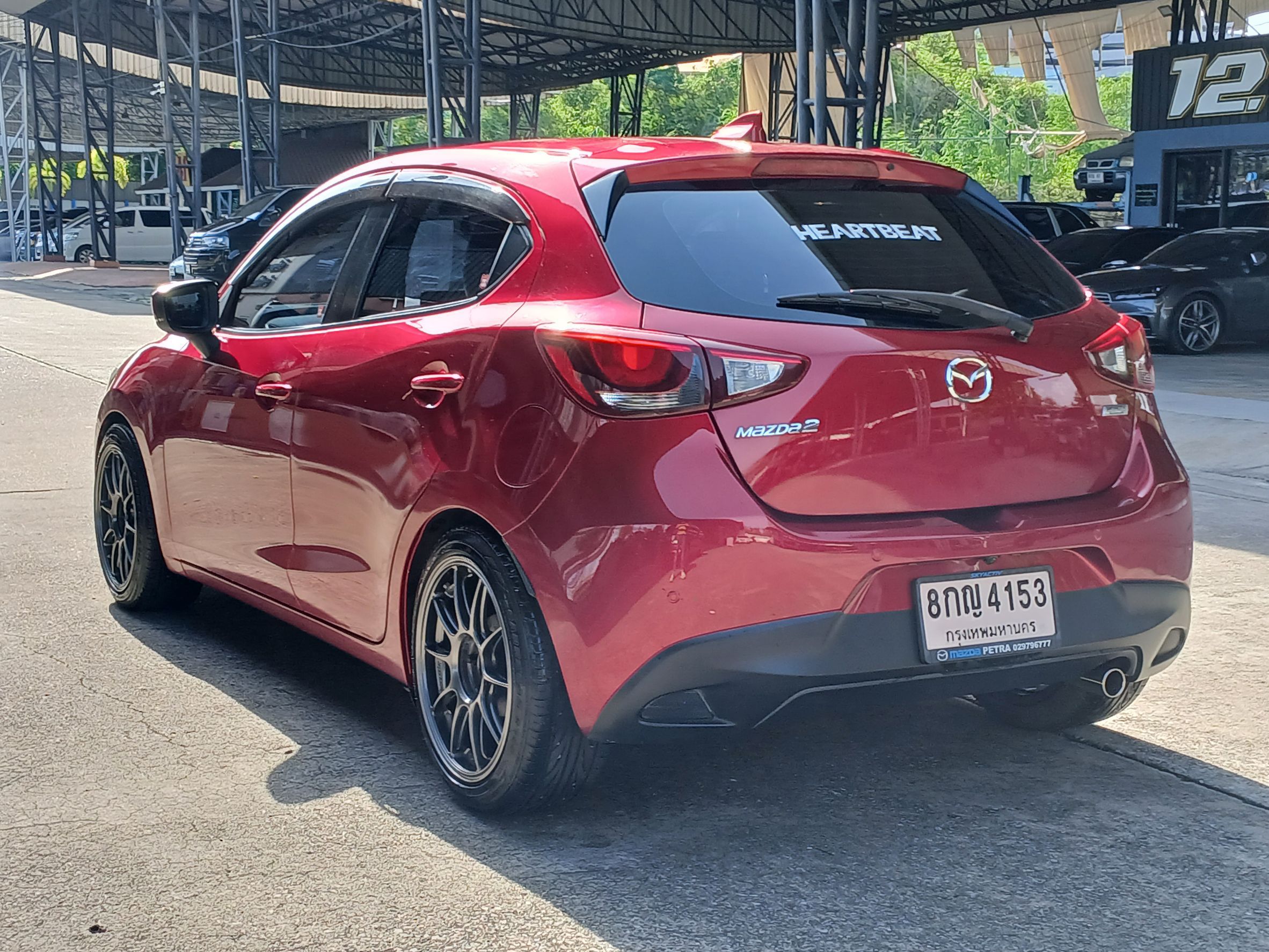 2019 Mazda 2 Hatchback (5 ประตู) สีแดง (รูปที่ 8)