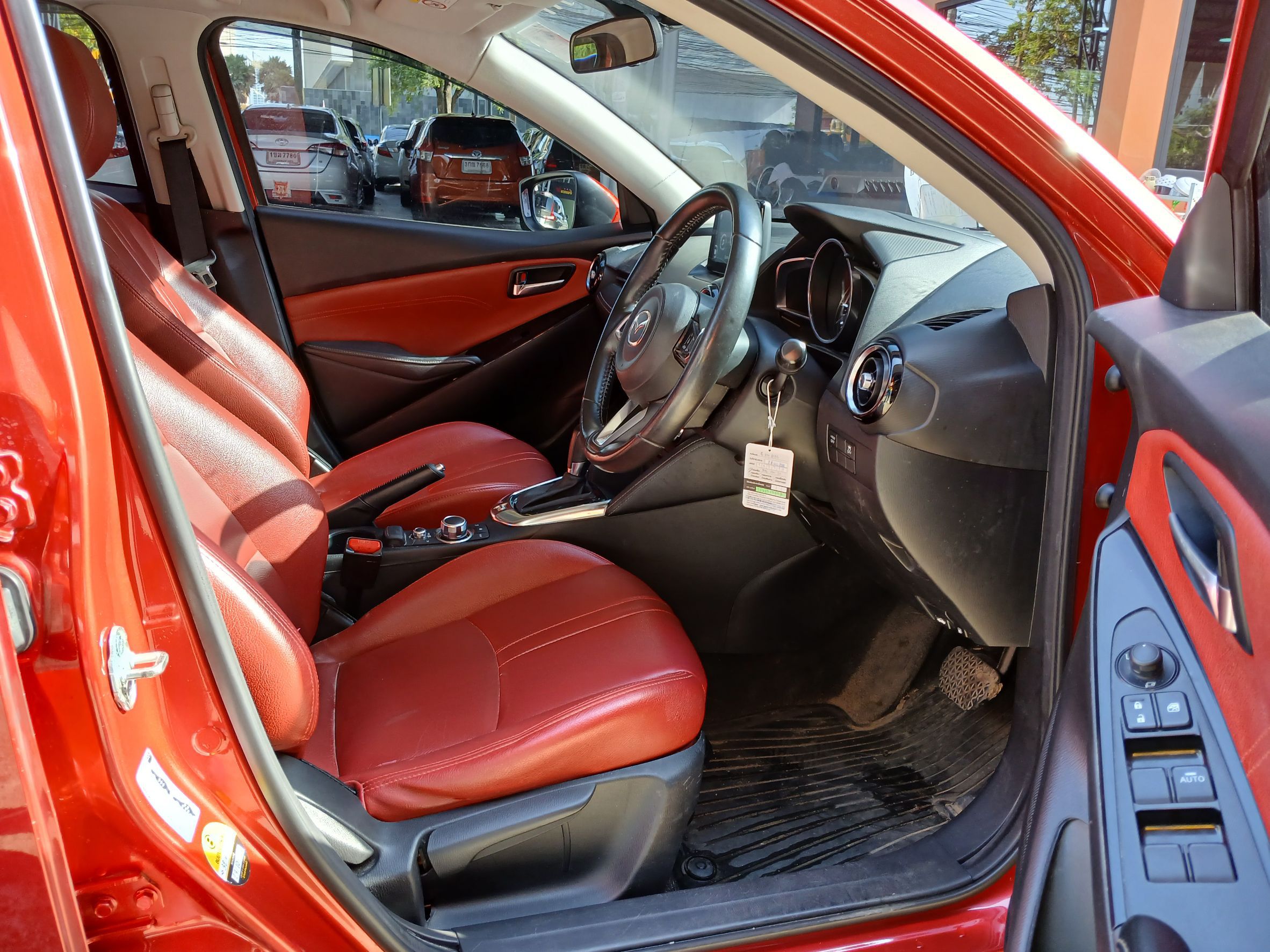 2019 Mazda 2 Hatchback (5 ประตู) สีแดง (รูปที่ 10)