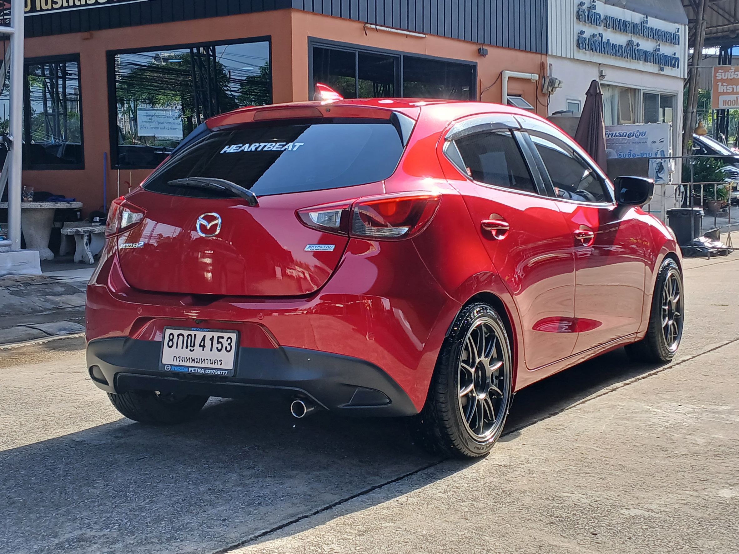 2019 Mazda 2 Hatchback (5 ประตู) สีแดง (รูปที่ 6)