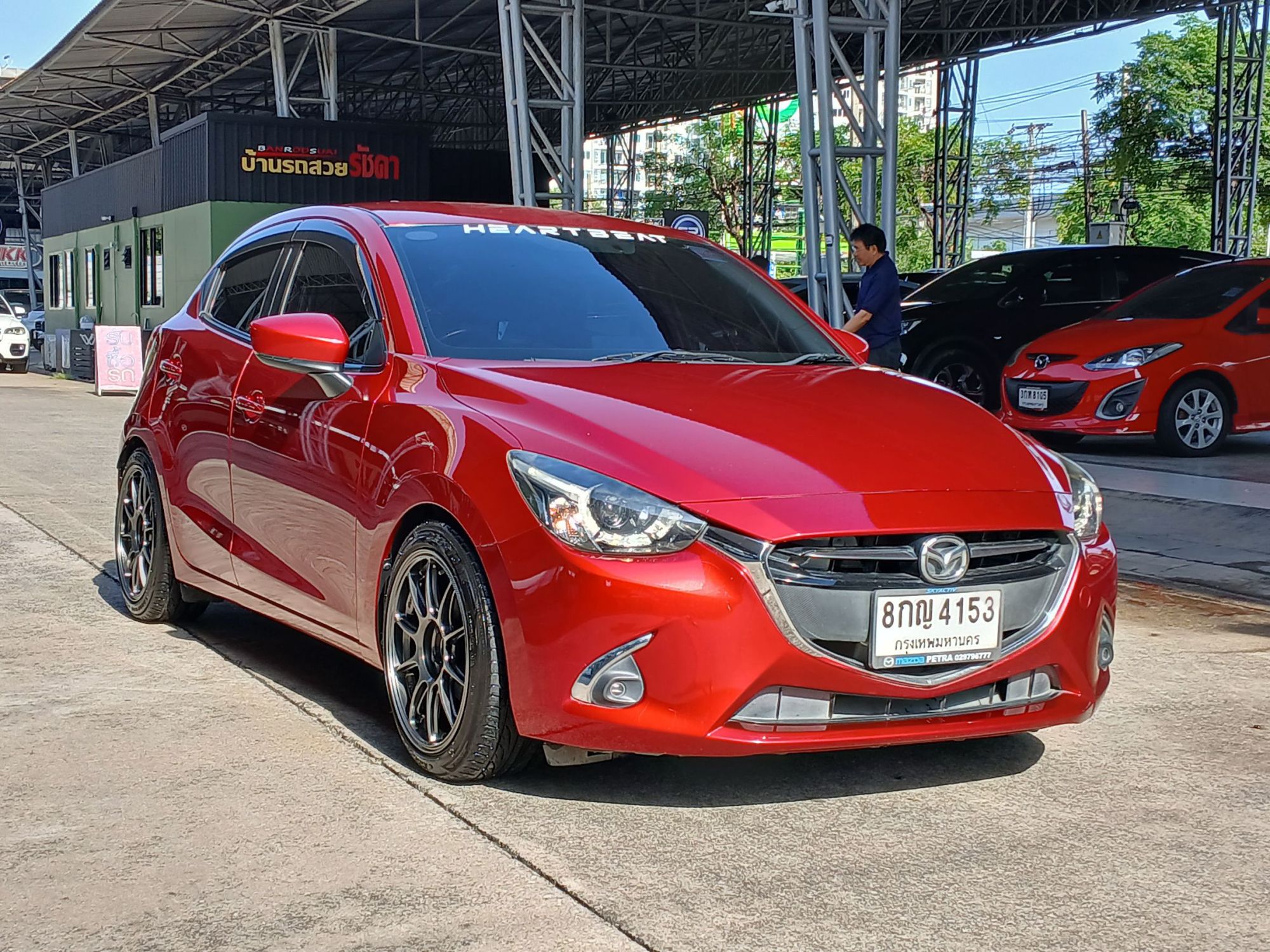 2019 Mazda 2 Hatchback (5 ประตู) สีแดง (รูปที่ 4)