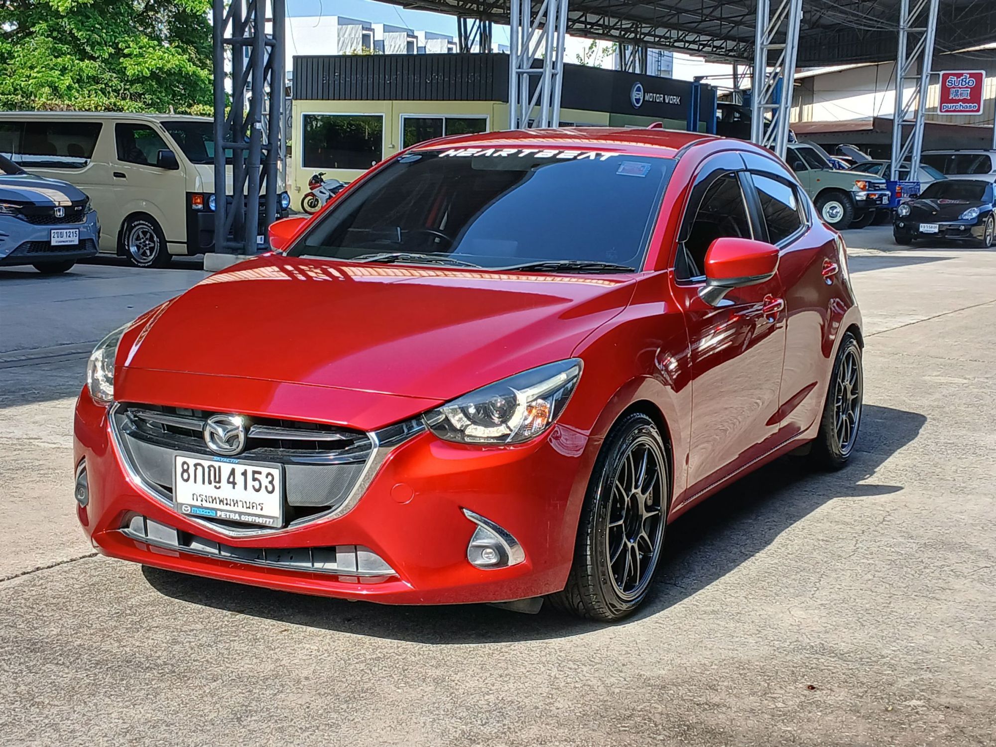 2019 Mazda 2 Hatchback (5 ประตู) สีแดง (รูปที่ 3)