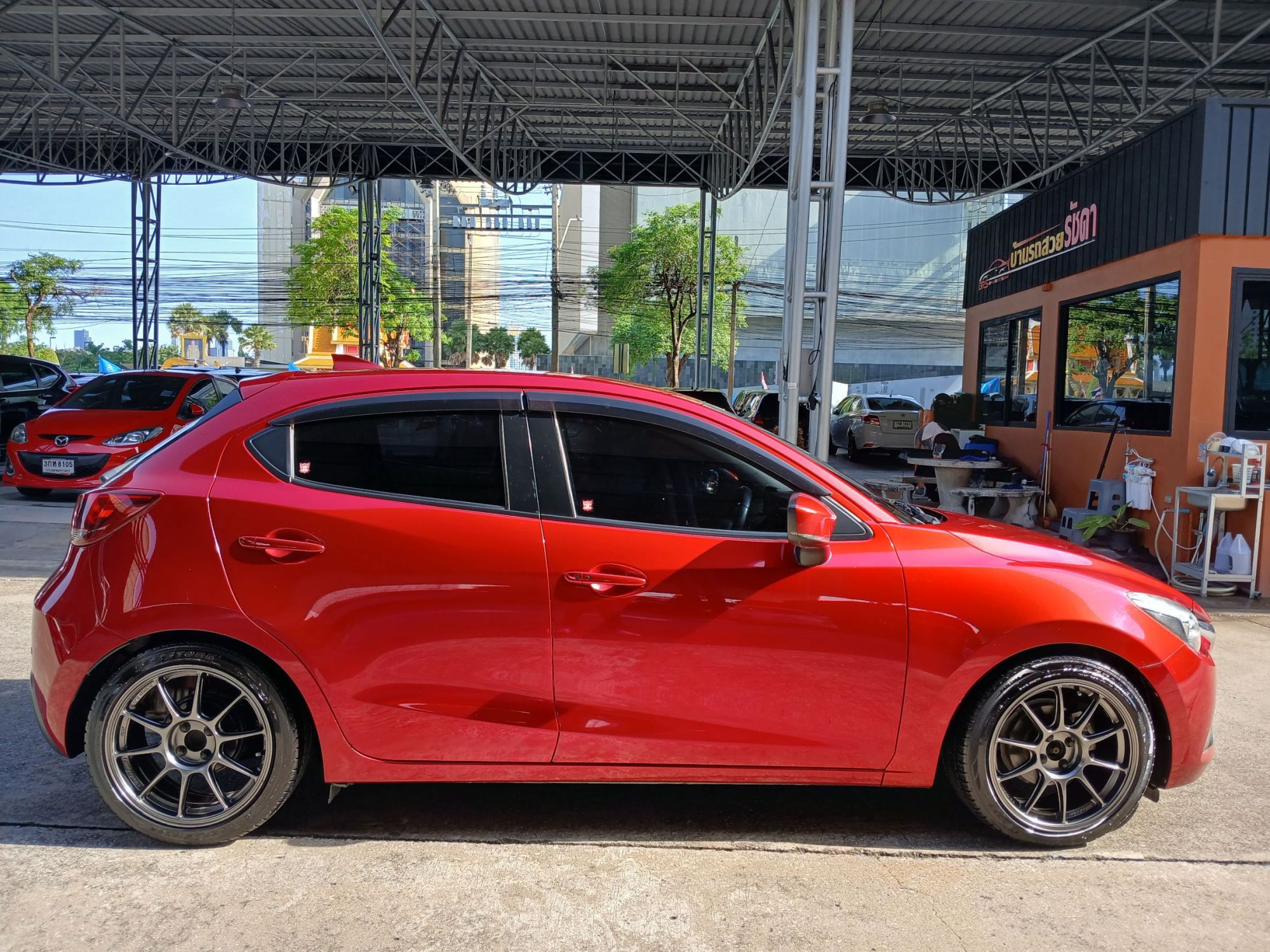 2019 Mazda 2 Hatchback (5 ประตู) สีแดง (รูปที่ 5)
