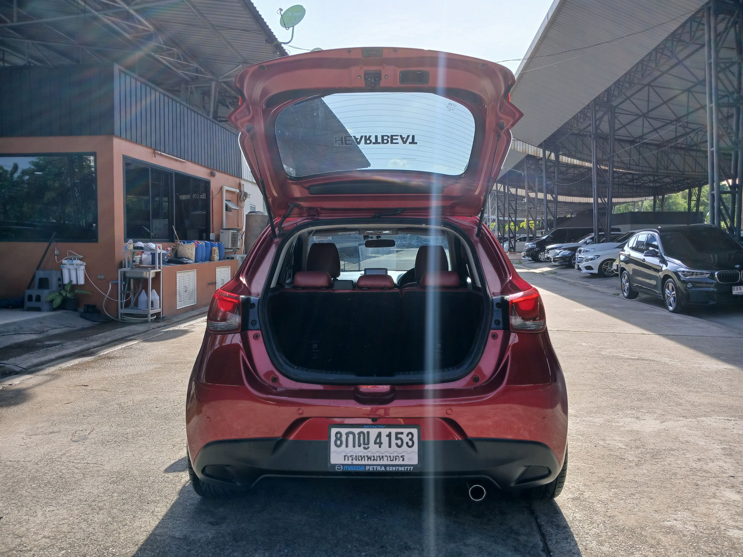 2019 Mazda 2 Hatchback (5 ประตู) สีแดง (รูปที่ 14)