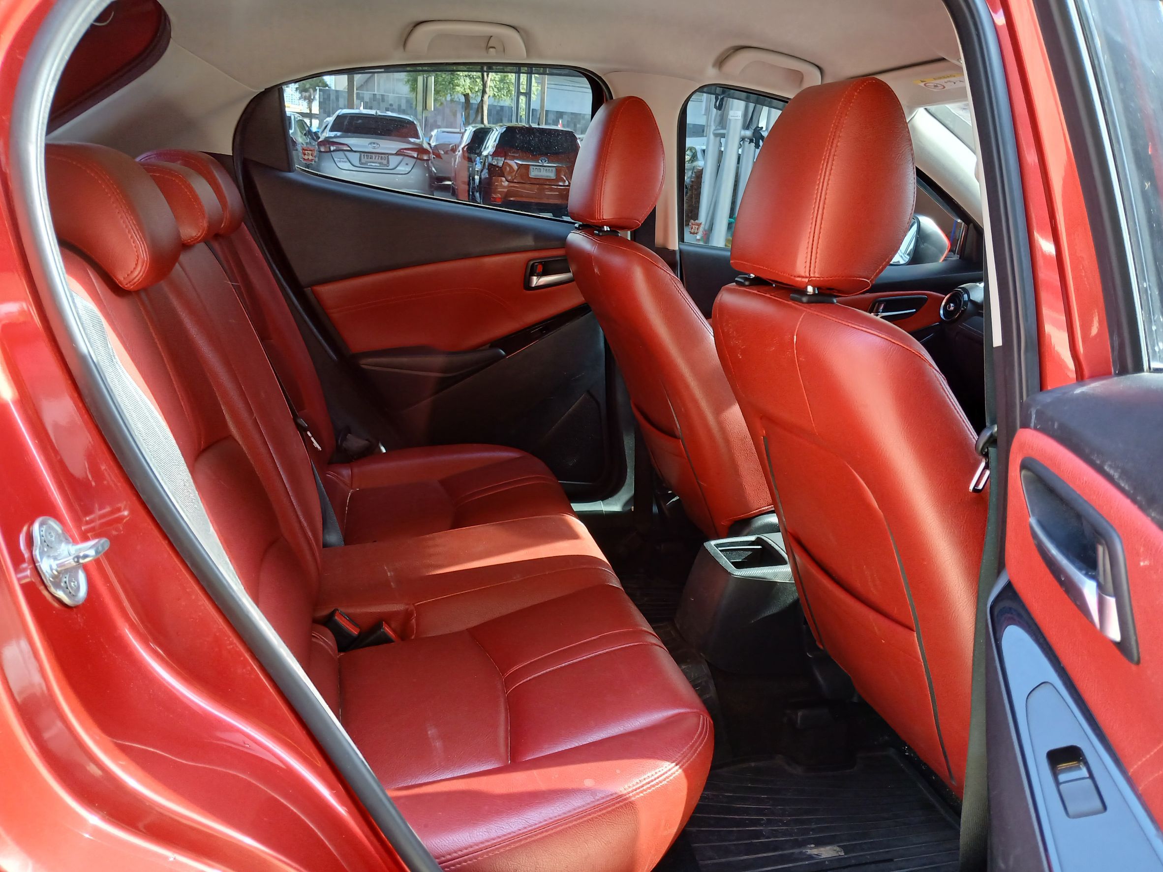 2019 Mazda 2 Hatchback (5 ประตู) สีแดง (รูปที่ 11)