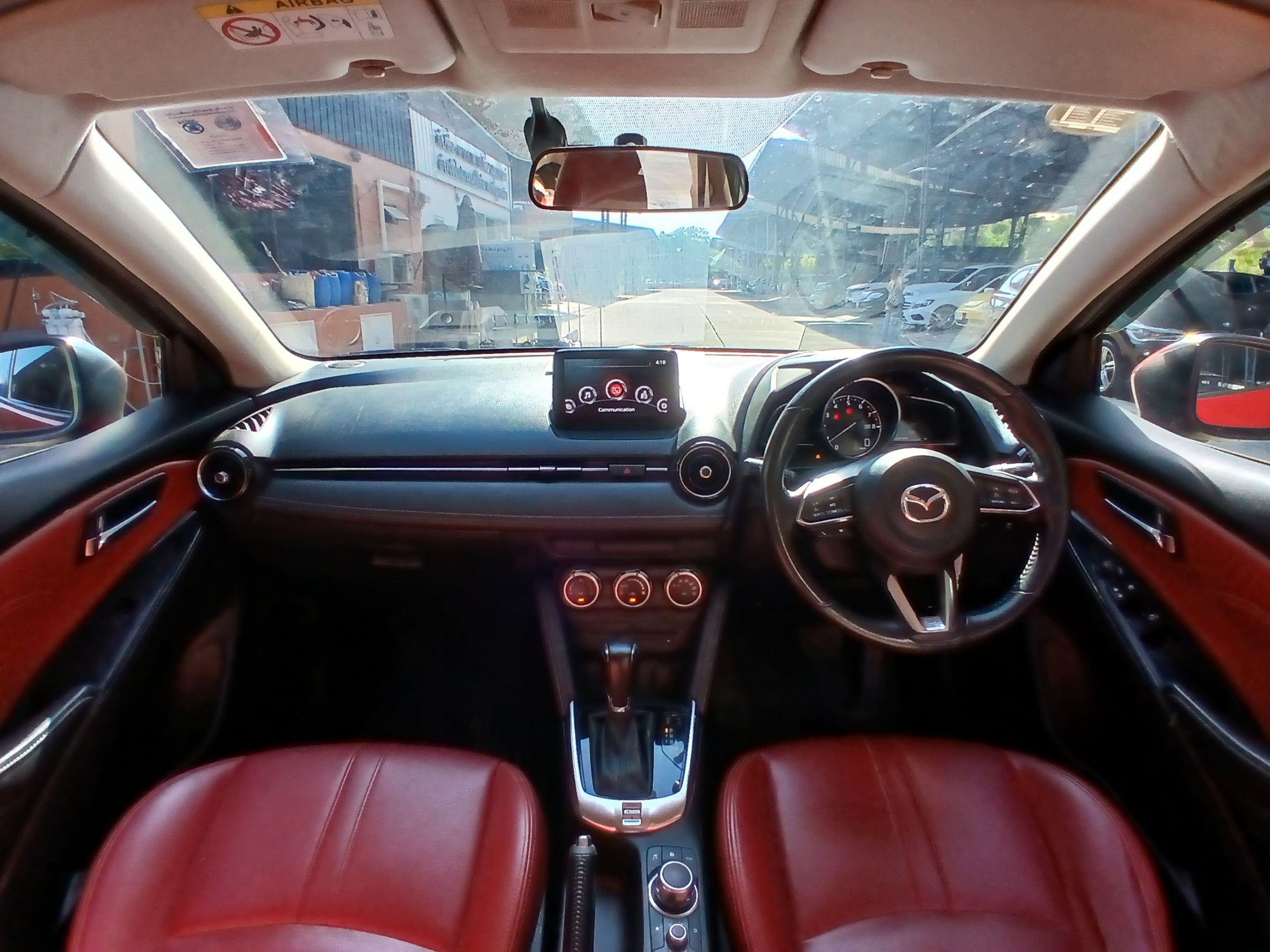 2019 Mazda 2 Hatchback (5 ประตู) สีแดง (รูปที่ 9)