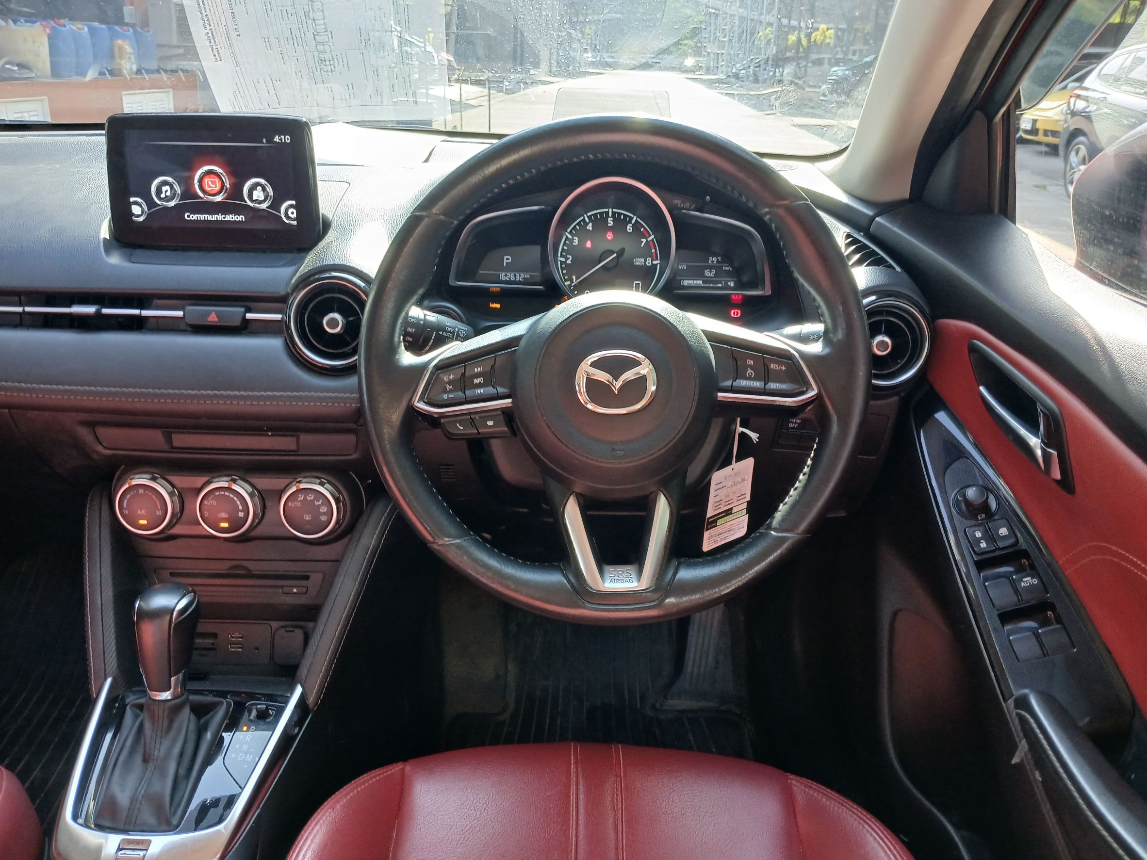 2019 Mazda 2 Hatchback (5 ประตู) สีแดง (รูปที่ 12)