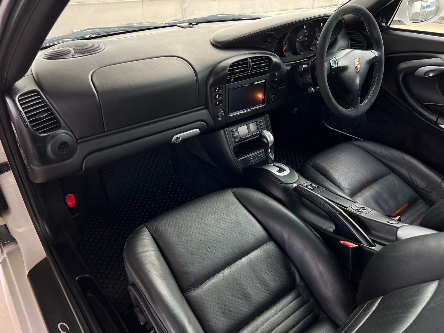2003 Porsche 911 996 สีขาว (รูปที่ 11)