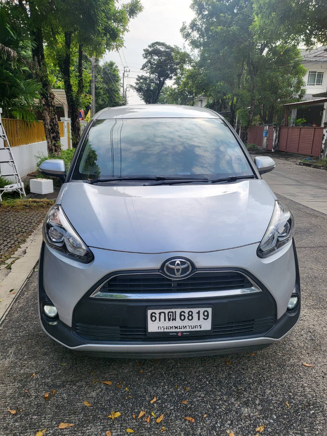 Toyota Sienta 1.5G ปี 2017 สีบรอนซ์เงิน