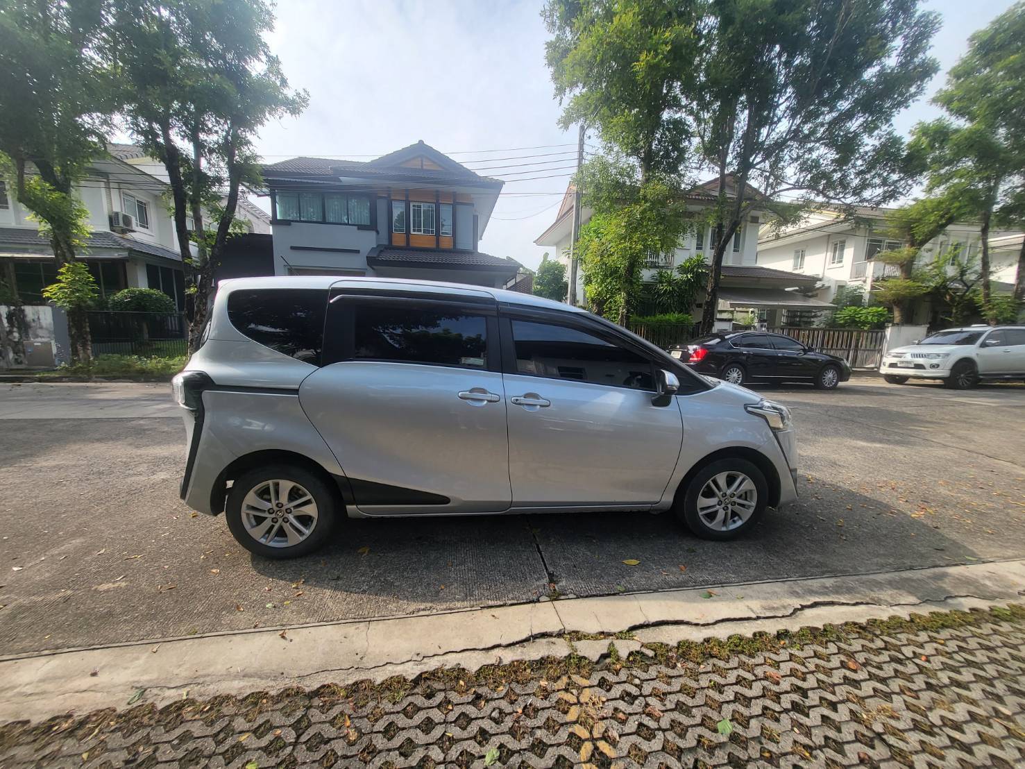Toyota Sienta 1.5G ปี 2017 สีบรอนซ์เงิน (รูปที่ 2)