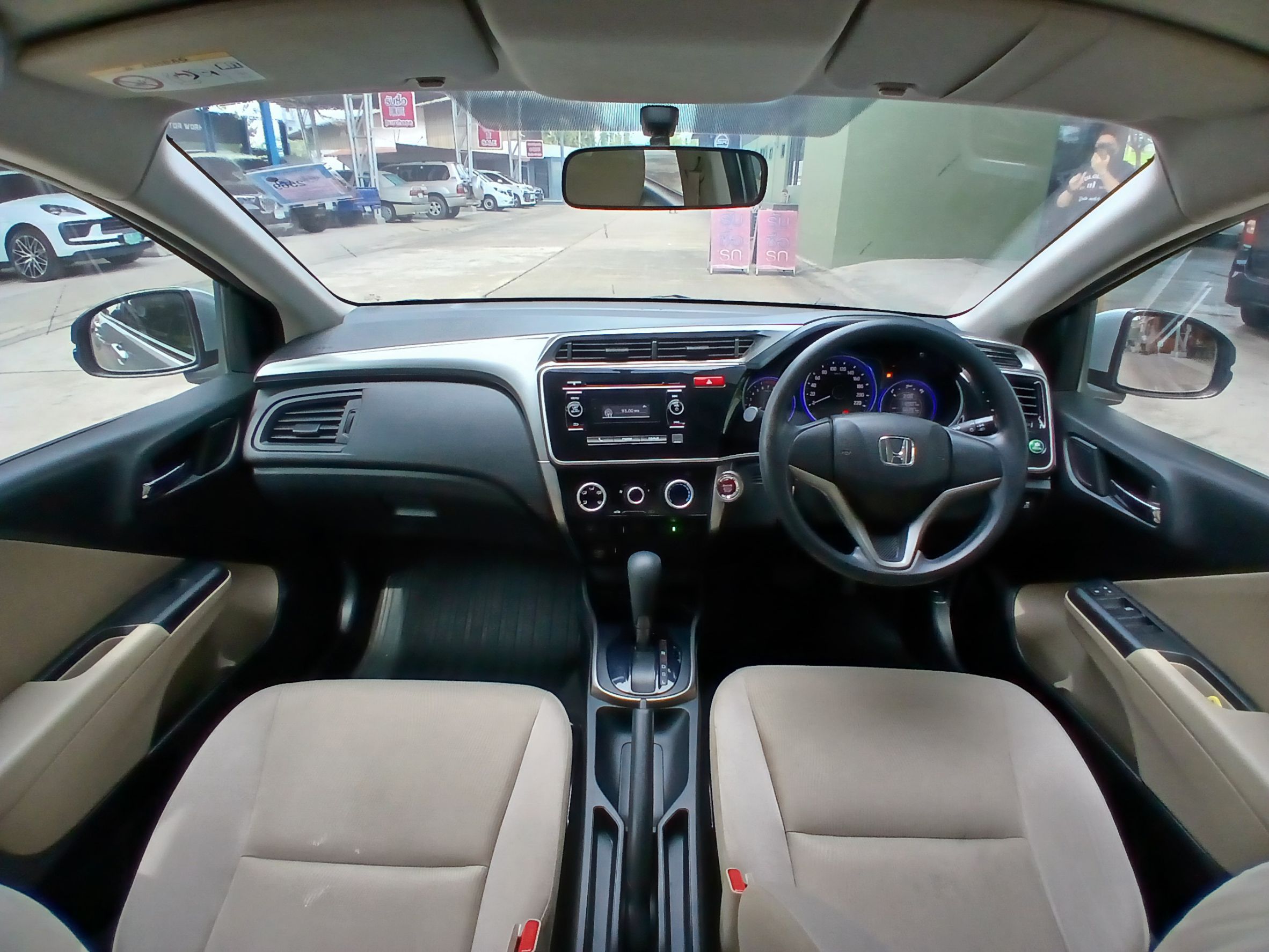2016 Honda City สีเงิน (รูปที่ 9)