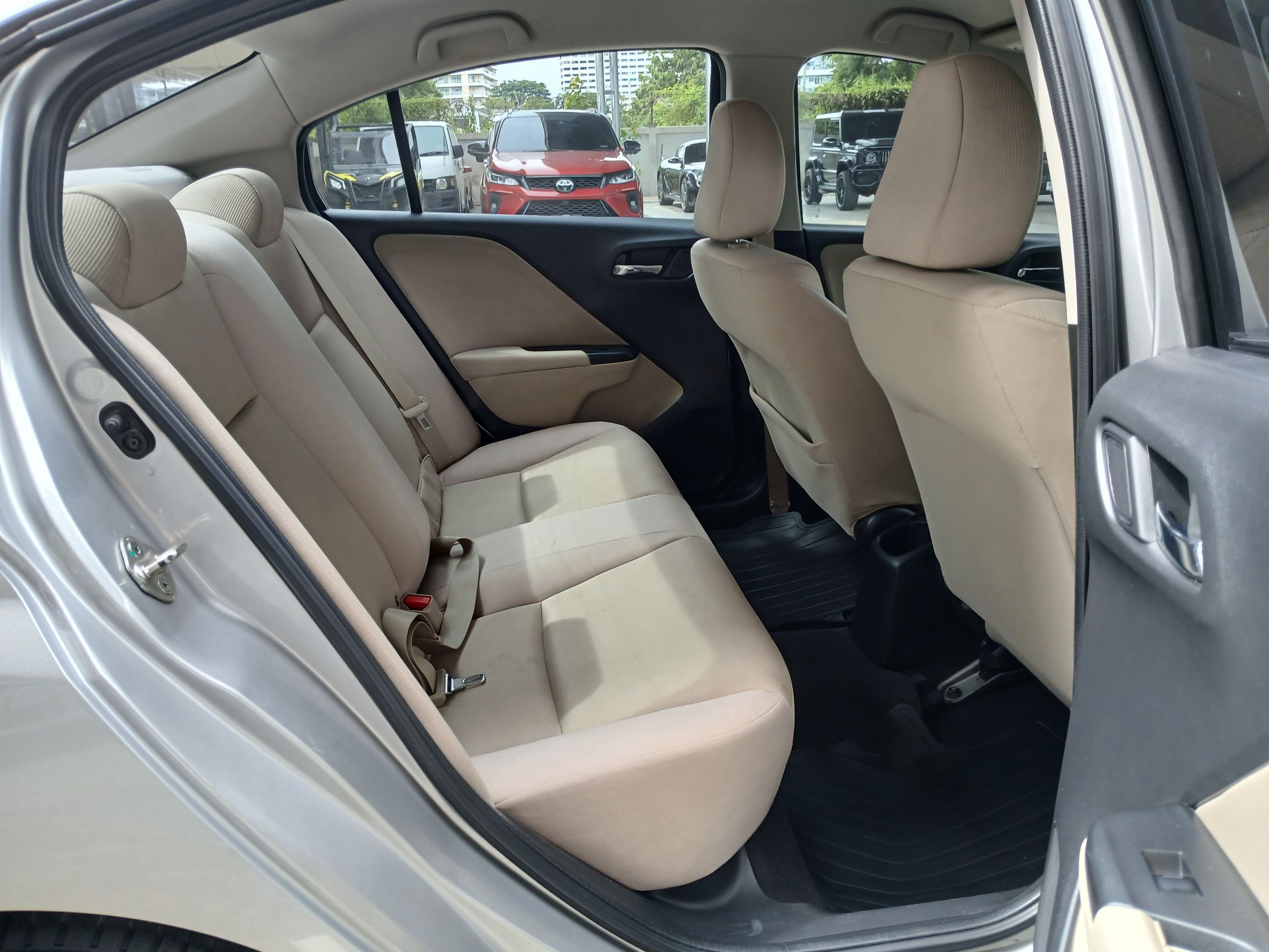 2016 Honda City สีเงิน (รูปที่ 8)