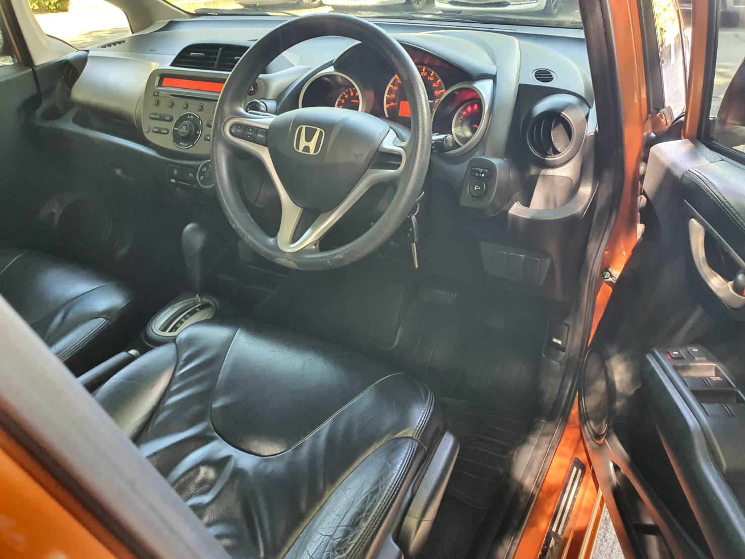 Honda Jazz 1.5V(AS) ออโต้ สีส้ม ปี 2012 (รูปที่ 6)