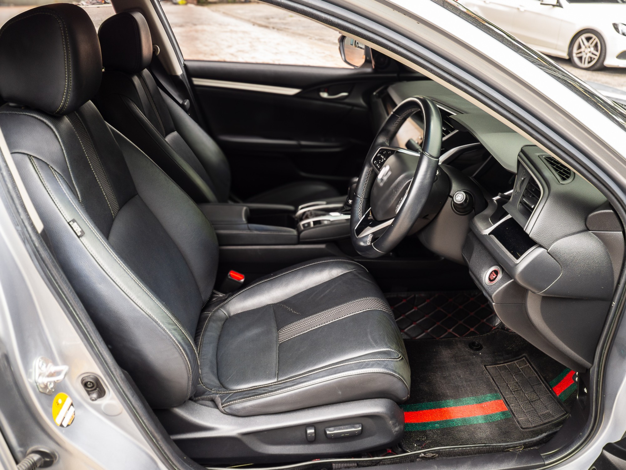 2021 Honda Civic สีเงิน (รูปที่ 8)