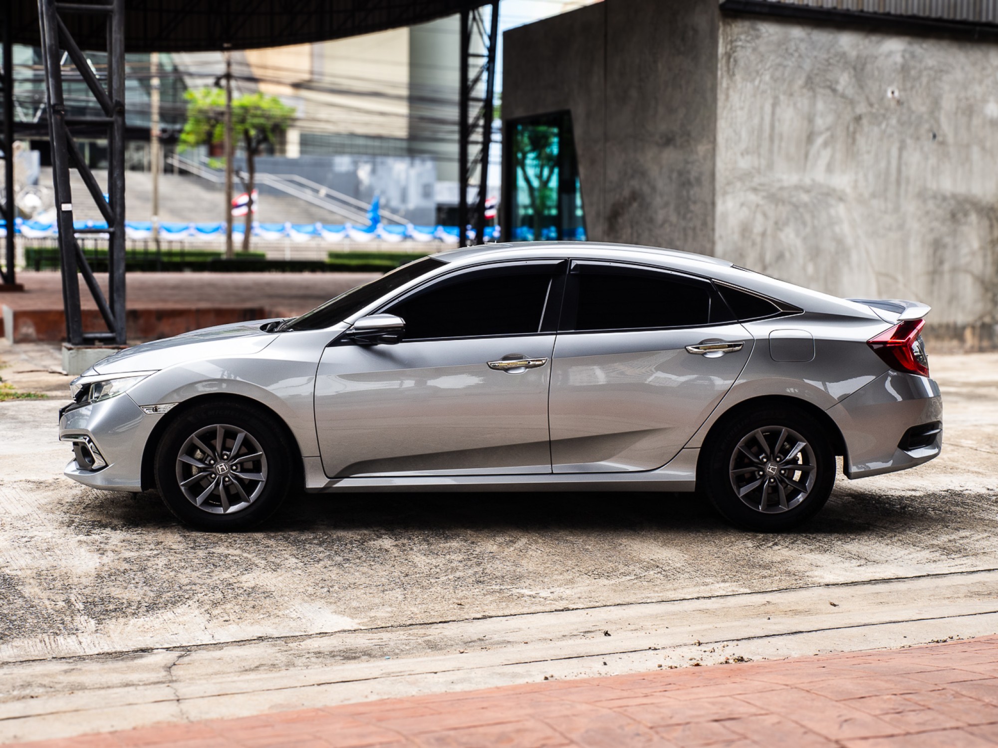 2021 Honda Civic สีเงิน (รูปที่ 4)