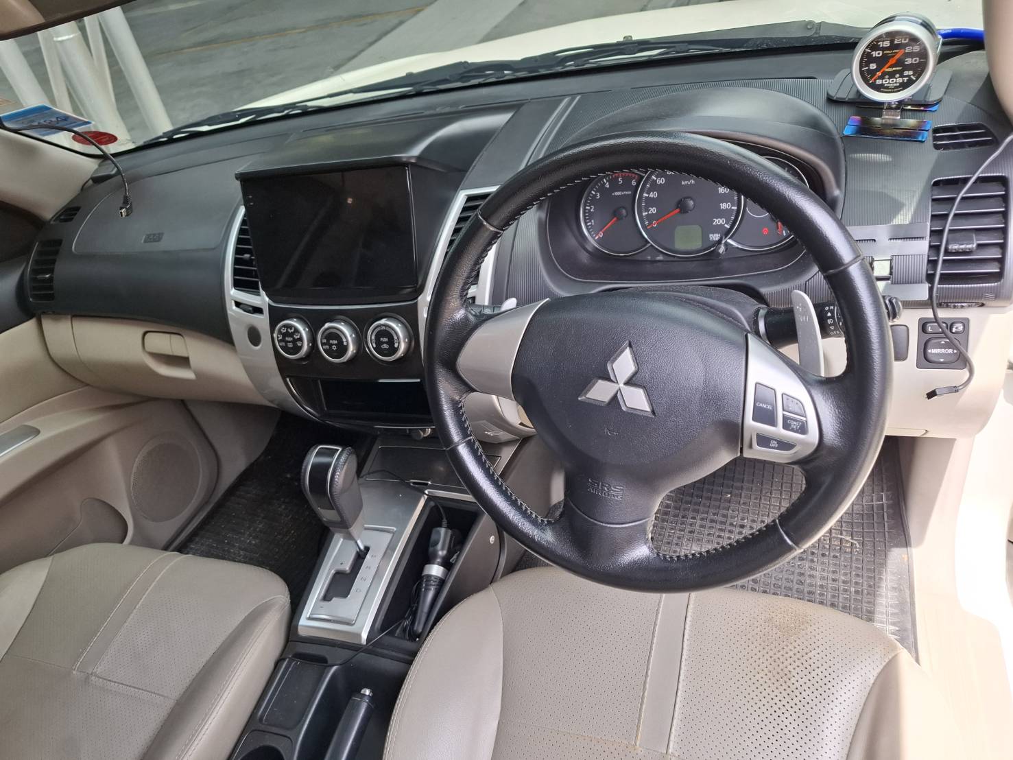 2012 Mitsubishi Pajero สีขาว (รูปที่ 6)