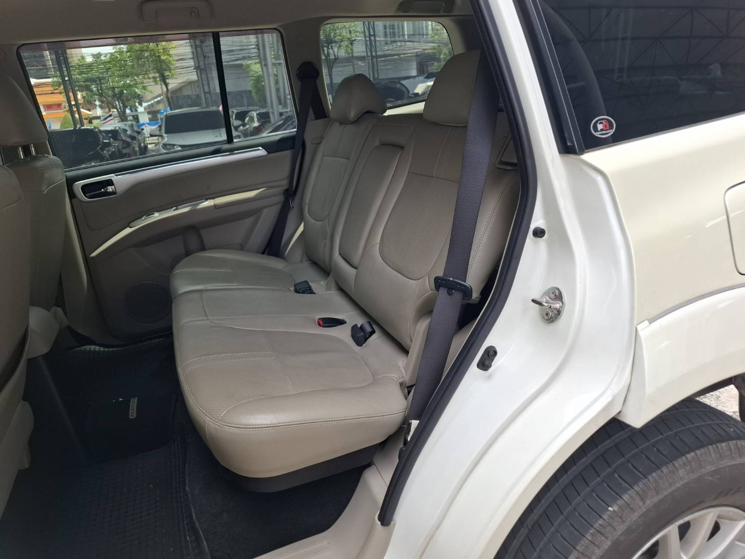 2012 Mitsubishi Pajero สีขาว (รูปที่ 13)