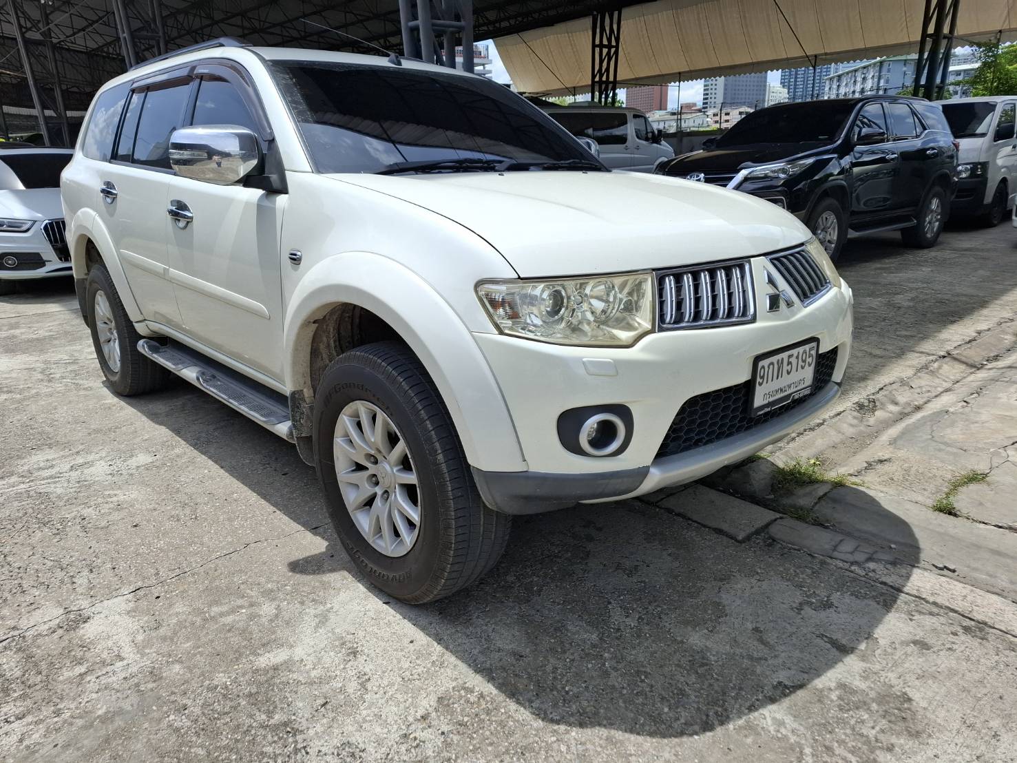2012 Mitsubishi Pajero สีขาว (รูปที่ 3)