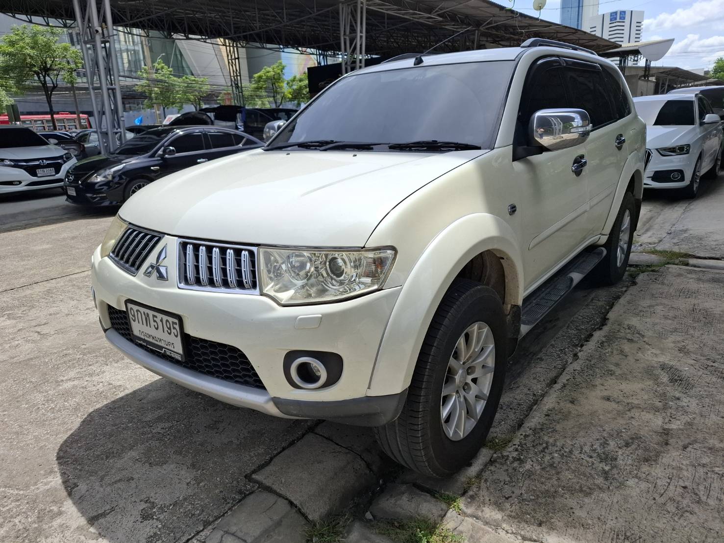 2012 Mitsubishi Pajero สีขาว (รูปที่ 2)
