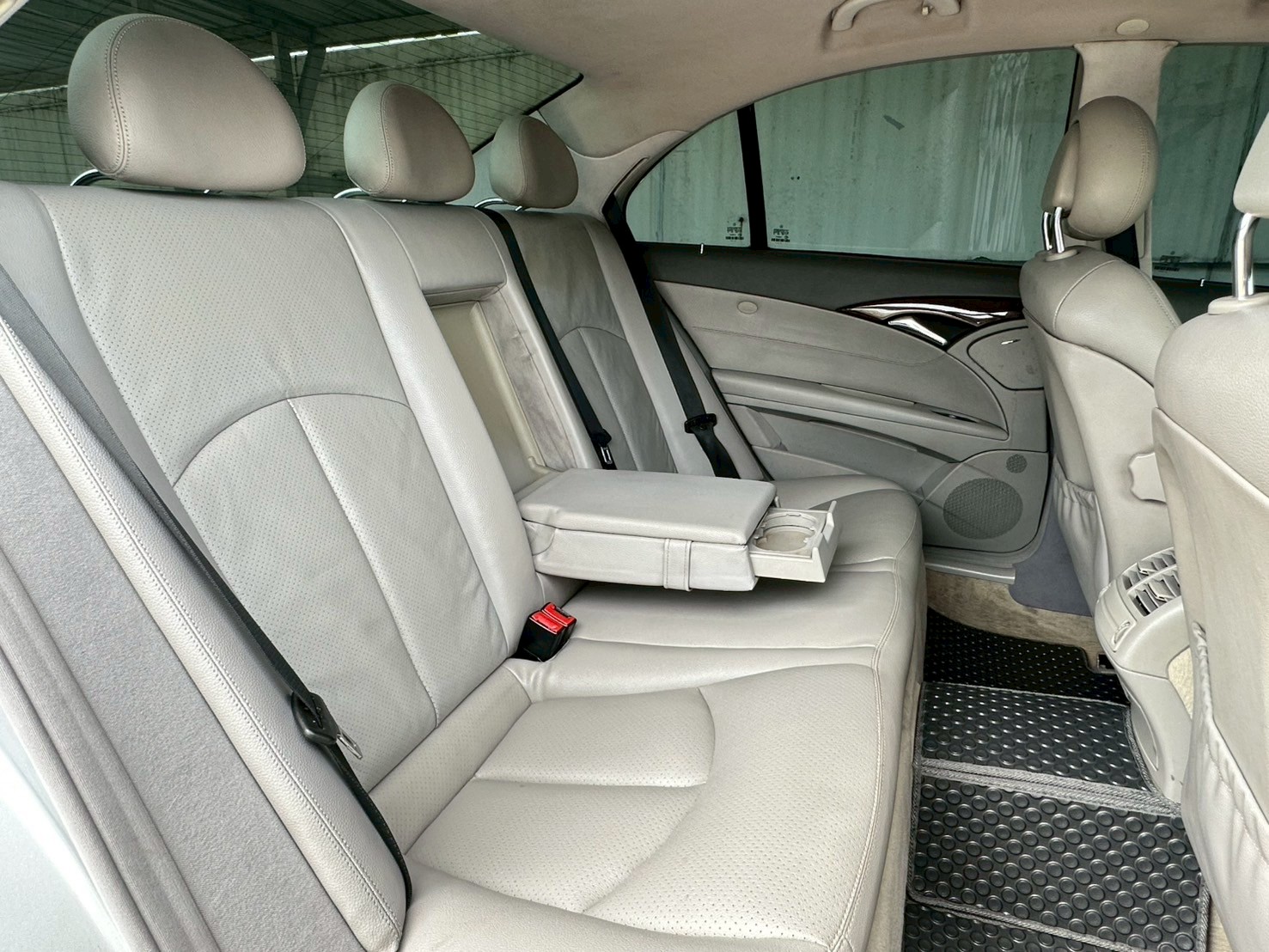 2003 Mercedes-Benz E-Class W211 E220 สีเงิน (รูปที่ 17)