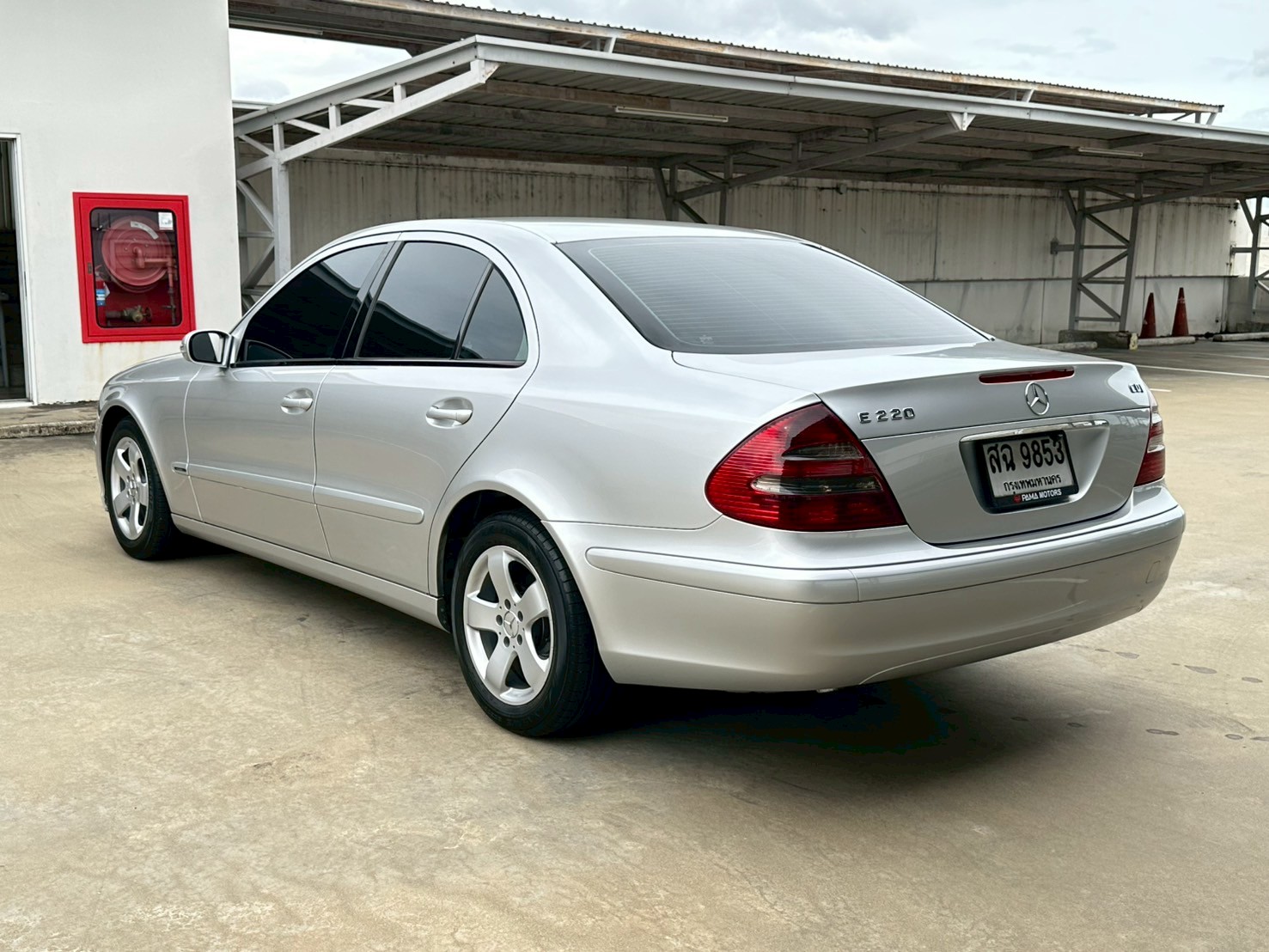 2003 Mercedes-Benz E-Class W211 E220 สีเงิน (รูปที่ 8)