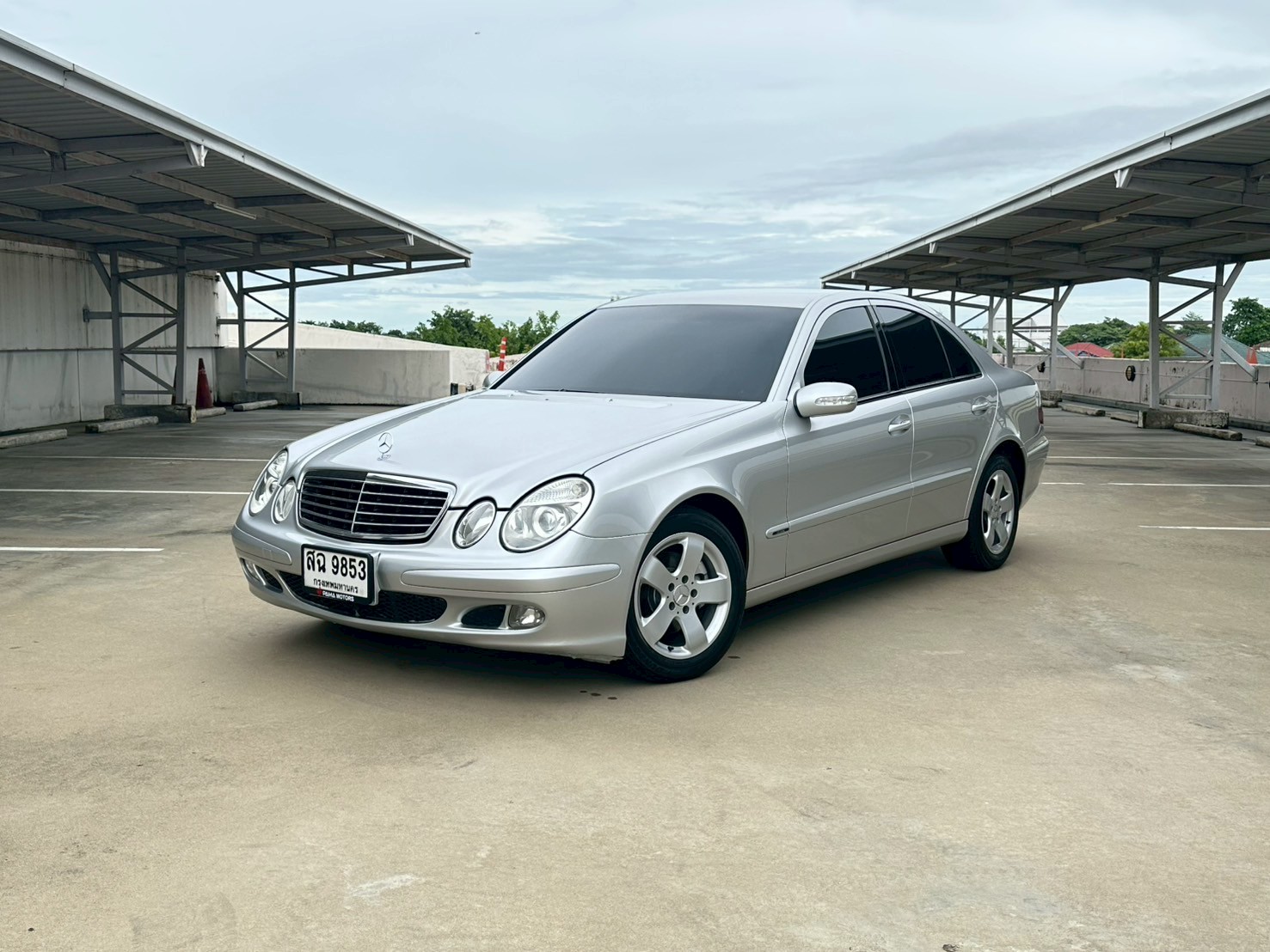 2003 Mercedes-Benz E-Class W211 E220 สีเงิน (รูปที่ 2)