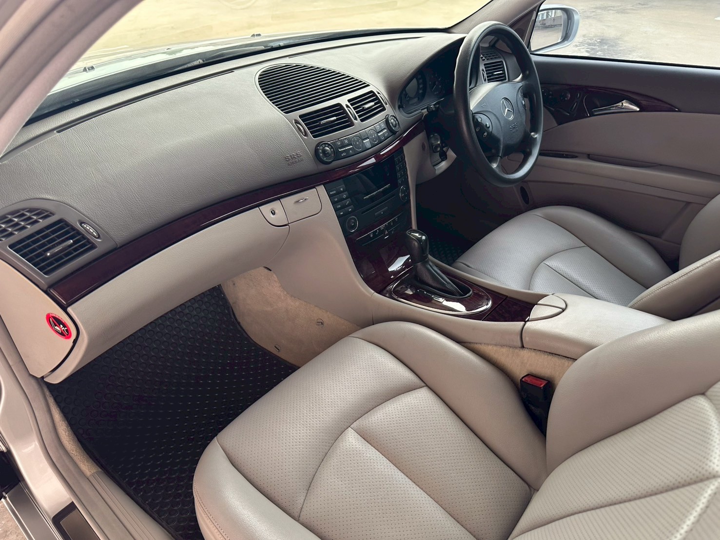 2003 Mercedes-Benz E-Class W211 E220 สีเงิน (รูปที่ 12)