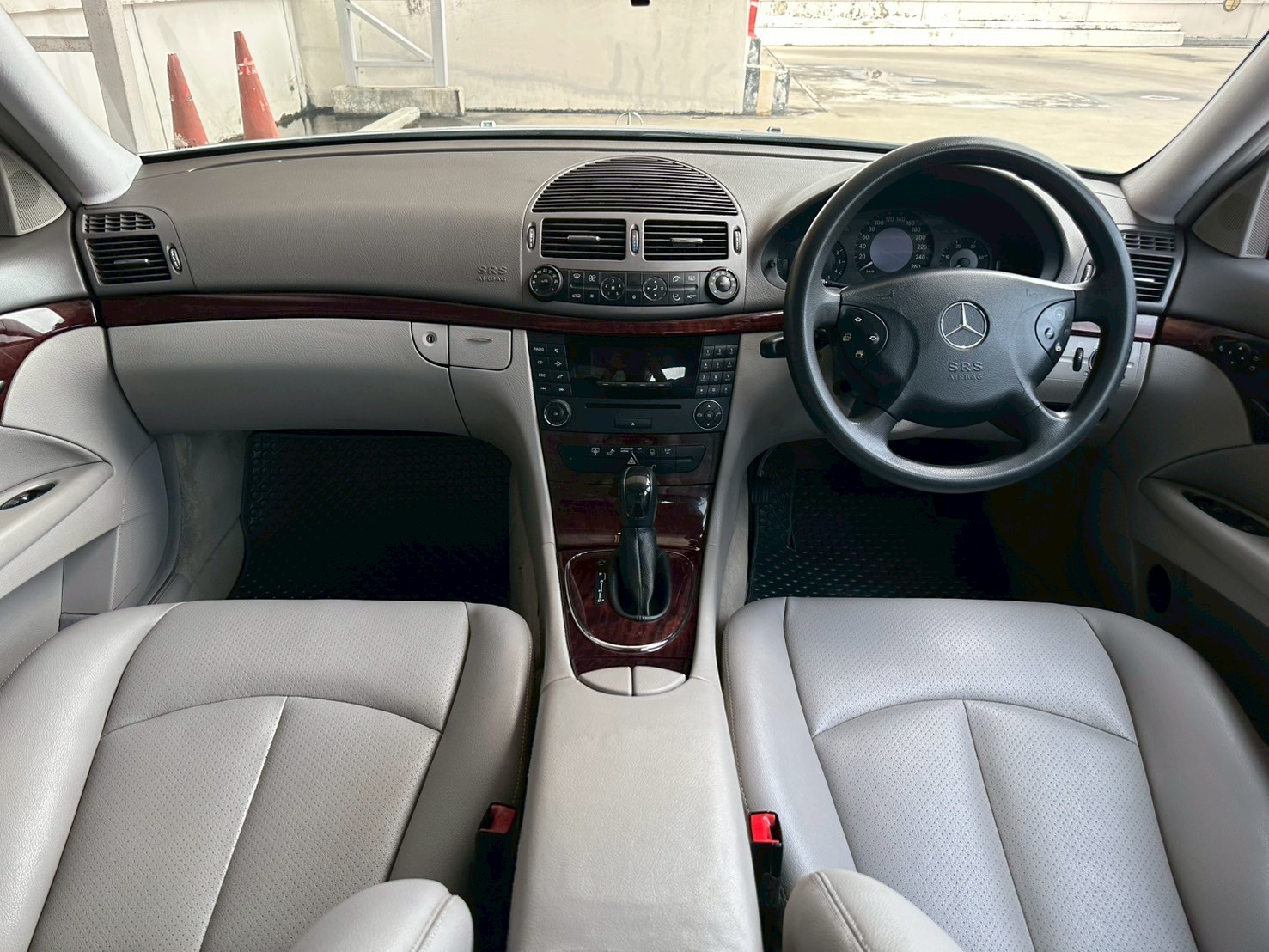 2003 Mercedes-Benz E-Class W211 E220 สีเงิน (รูปที่ 14)