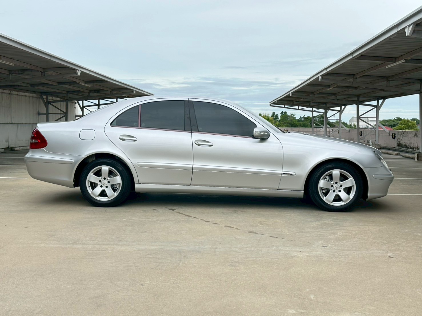 2003 Mercedes-Benz E-Class W211 E220 สีเงิน (รูปที่ 5)