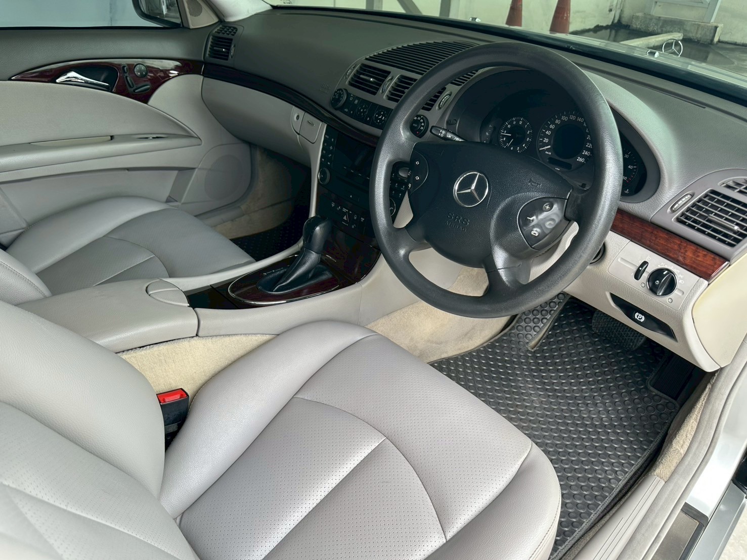 2003 Mercedes-Benz E-Class W211 E220 สีเงิน (รูปที่ 10)