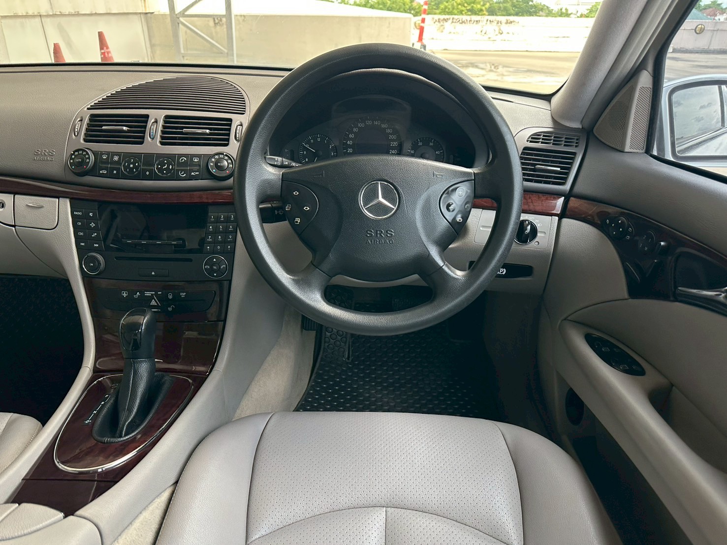 2003 Mercedes-Benz E-Class W211 E220 สีเงิน (รูปที่ 13)