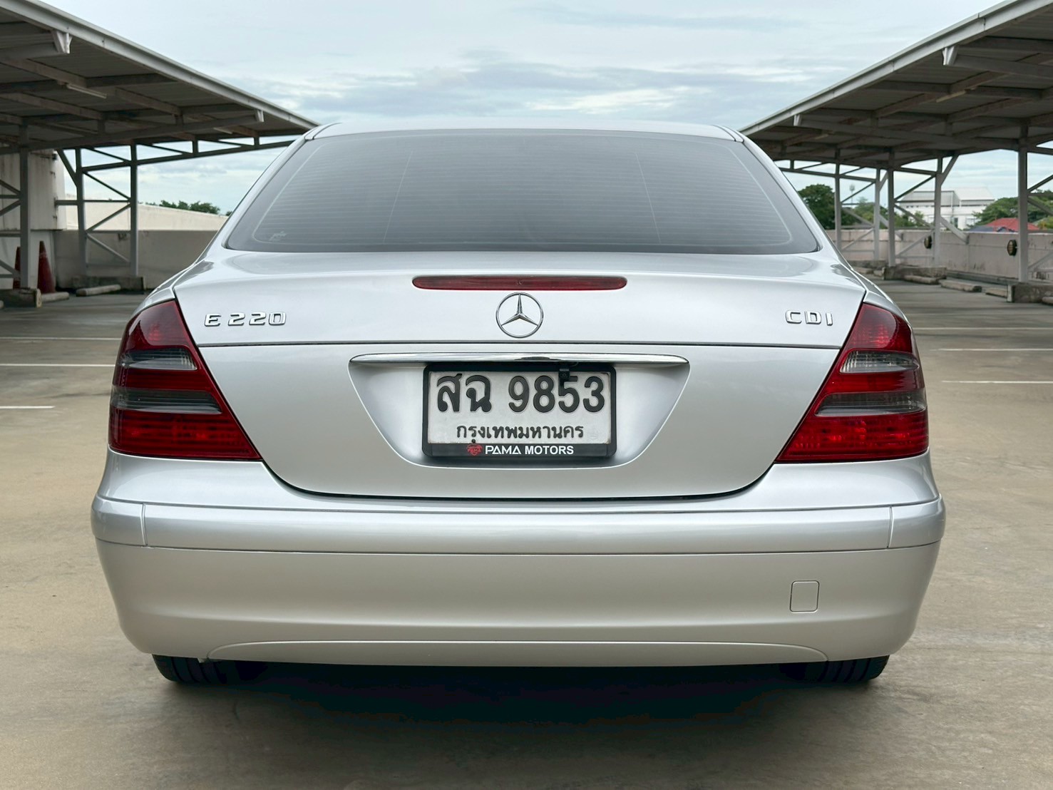 2003 Mercedes-Benz E-Class W211 E220 สีเงิน (รูปที่ 9)