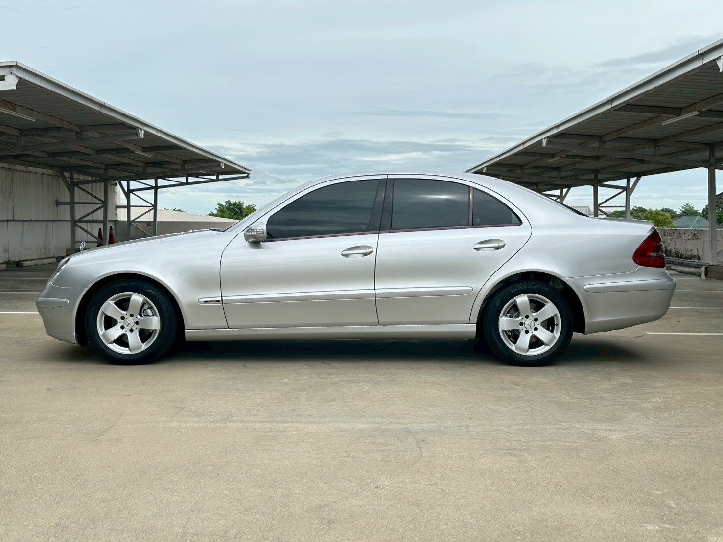2003 Mercedes-Benz E-Class W211 E220 สีเงิน (รูปที่ 6)