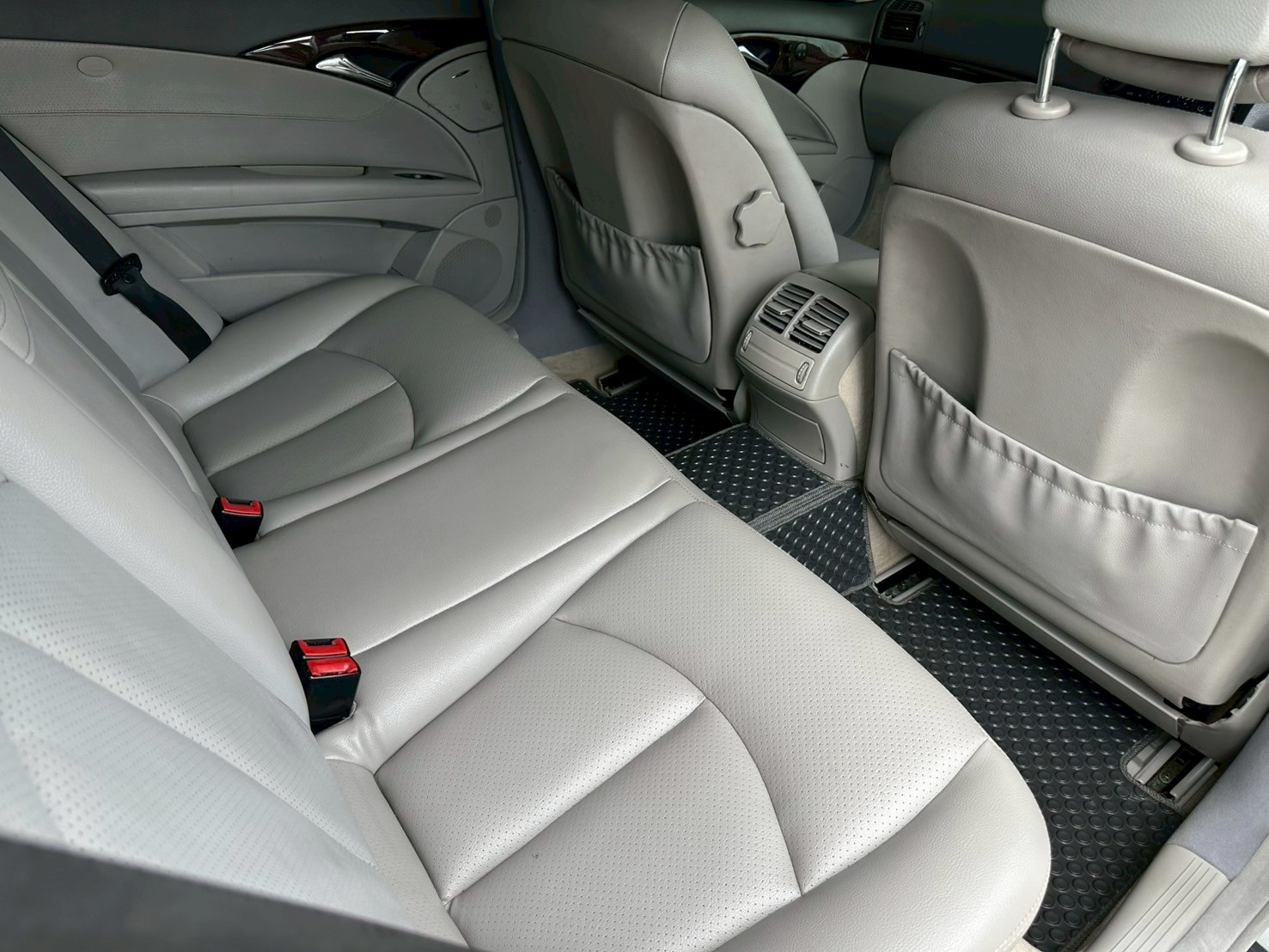 2003 Mercedes-Benz E-Class W211 E220 สีเงิน (รูปที่ 15)