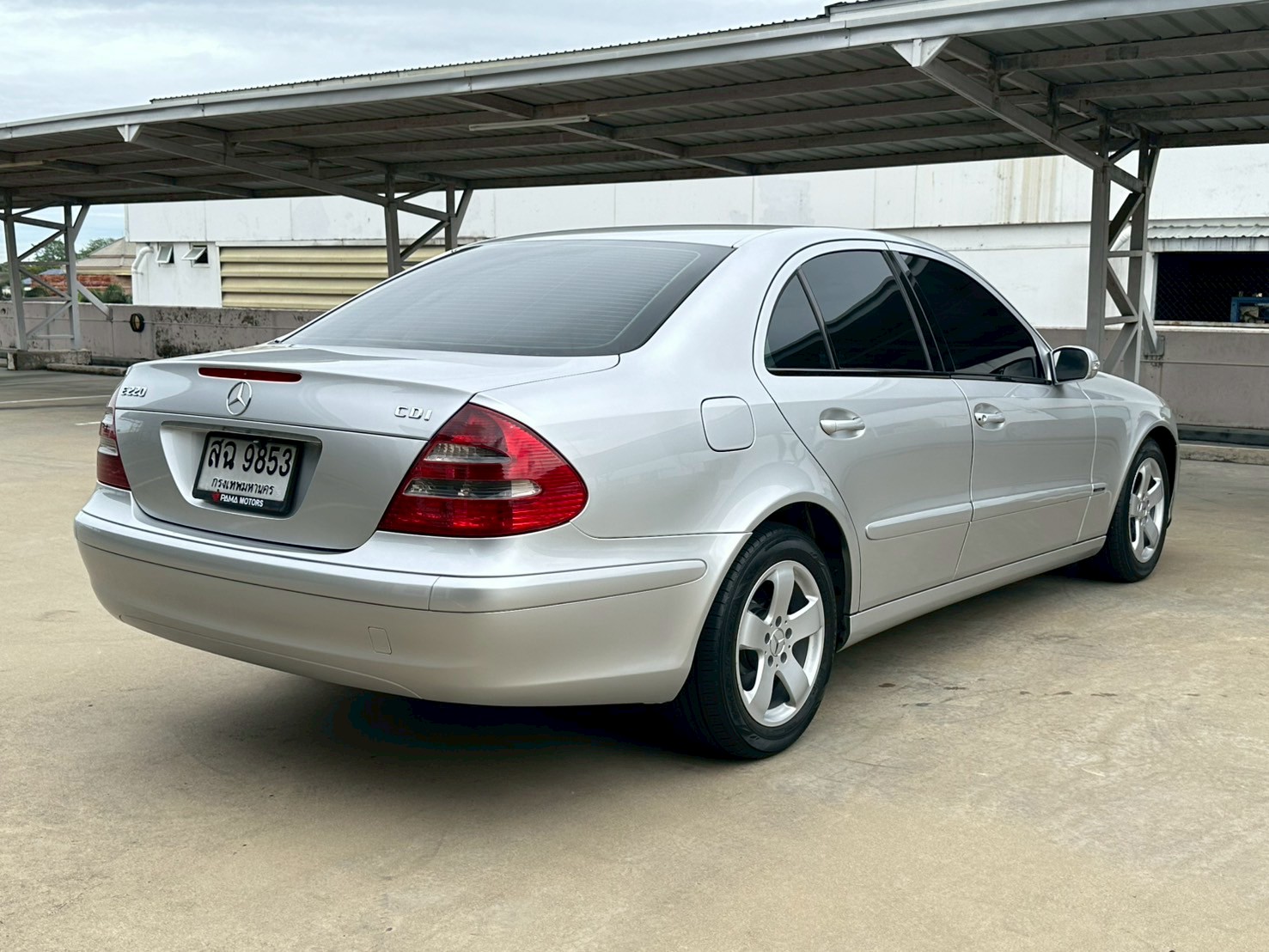 2003 Mercedes-Benz E-Class W211 E220 สีเงิน (รูปที่ 7)