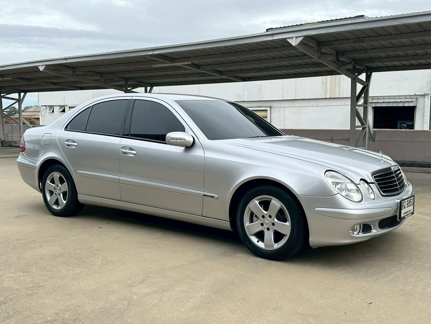 2003 Mercedes-Benz E-Class W211 E220 สีเงิน (รูปที่ 3)