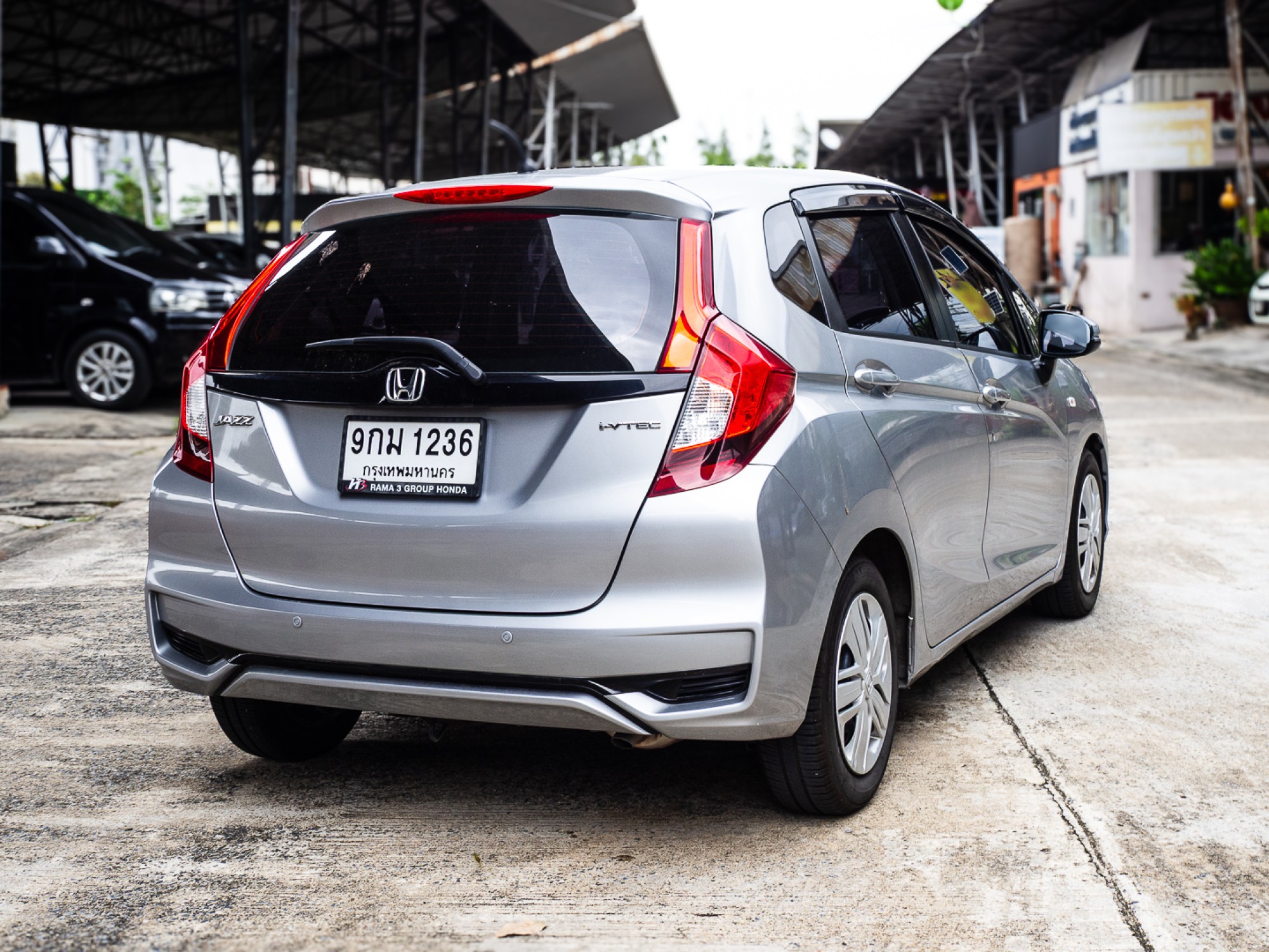 2020 Honda Jazz GK สีเงิน (รูปที่ 7)