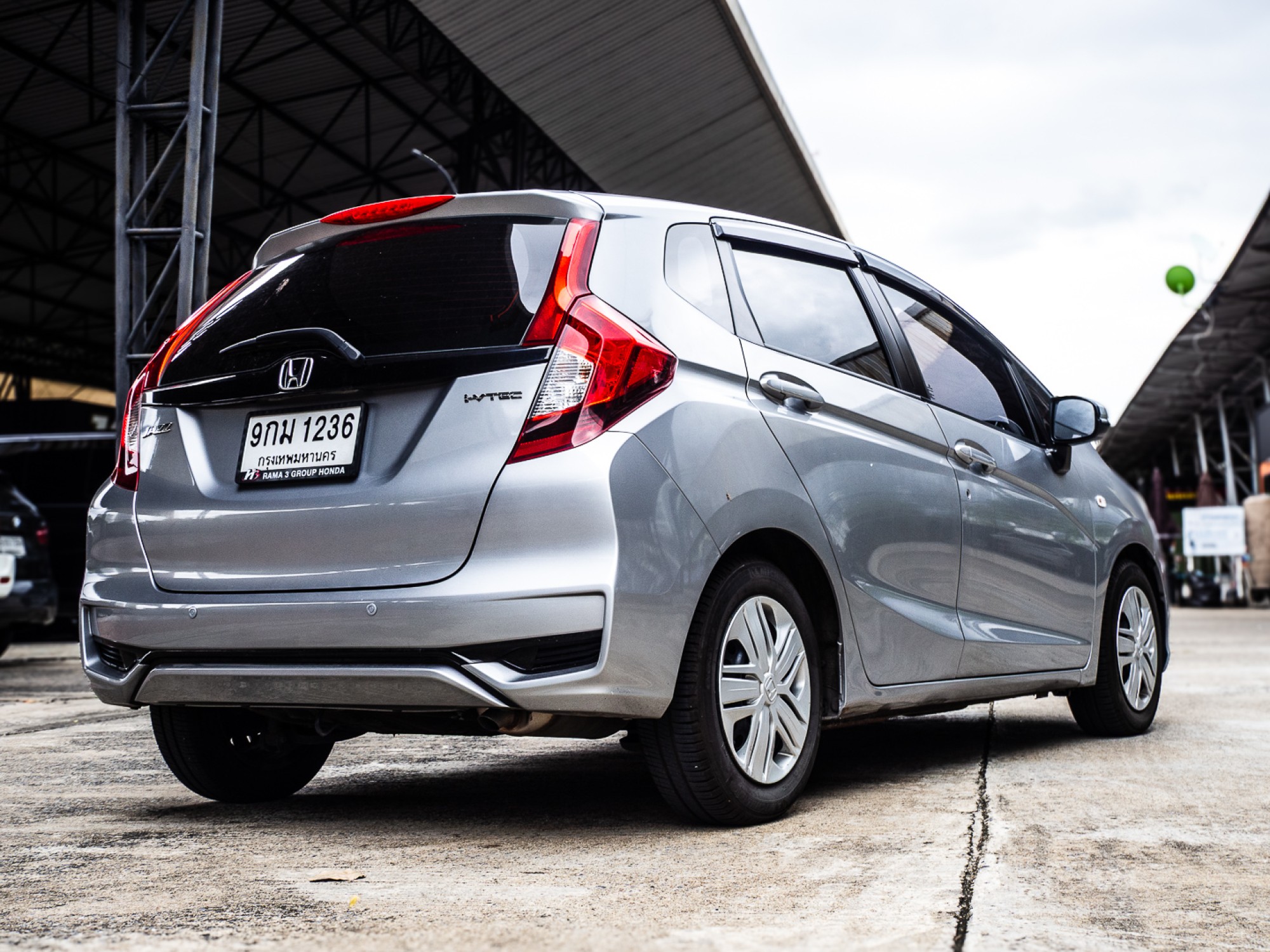 2020 Honda Jazz GK สีเงิน (รูปที่ 18)