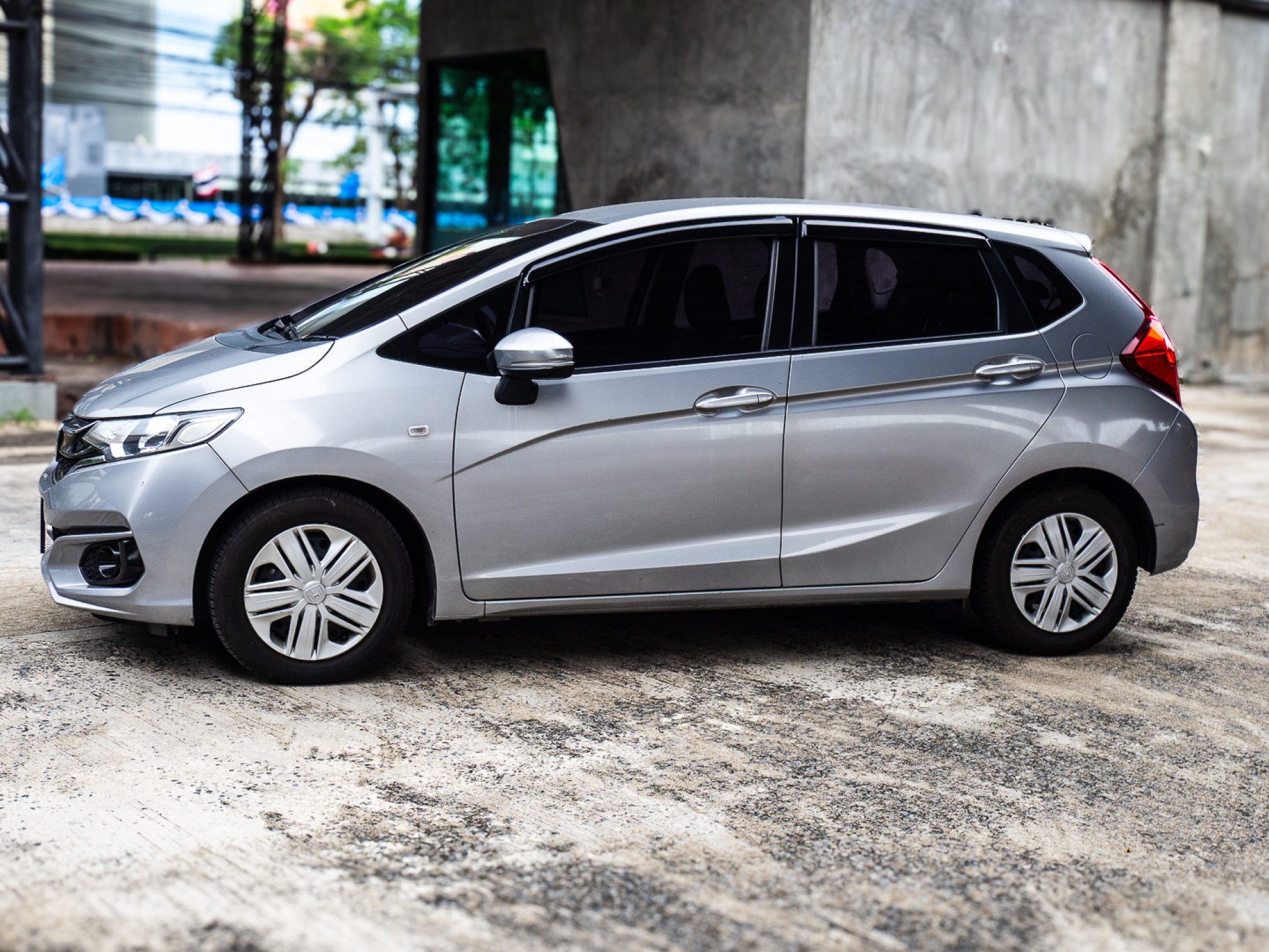 2020 Honda Jazz GK สีเงิน (รูปที่ 4)