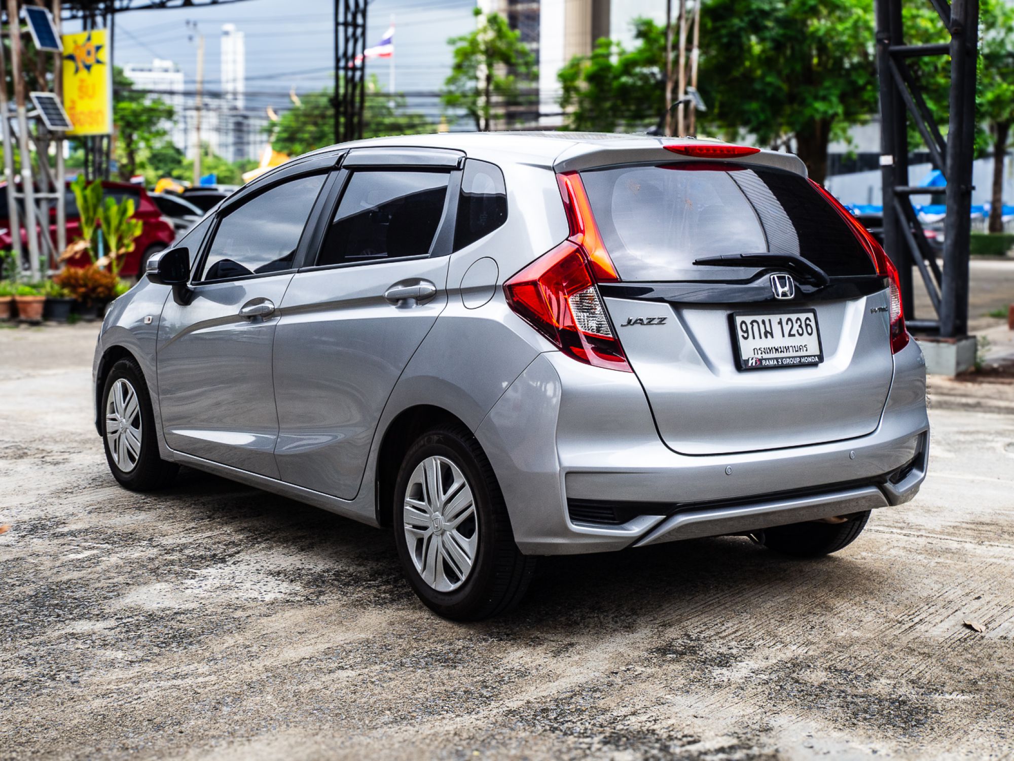 2020 Honda Jazz GK สีเงิน (รูปที่ 5)