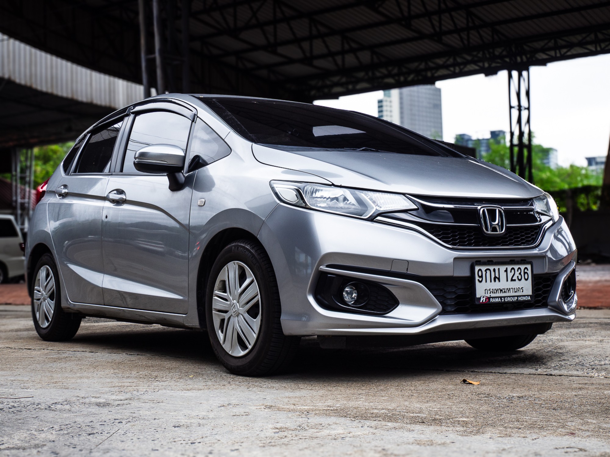 2020 Honda Jazz GK สีเงิน (รูปที่ 17)