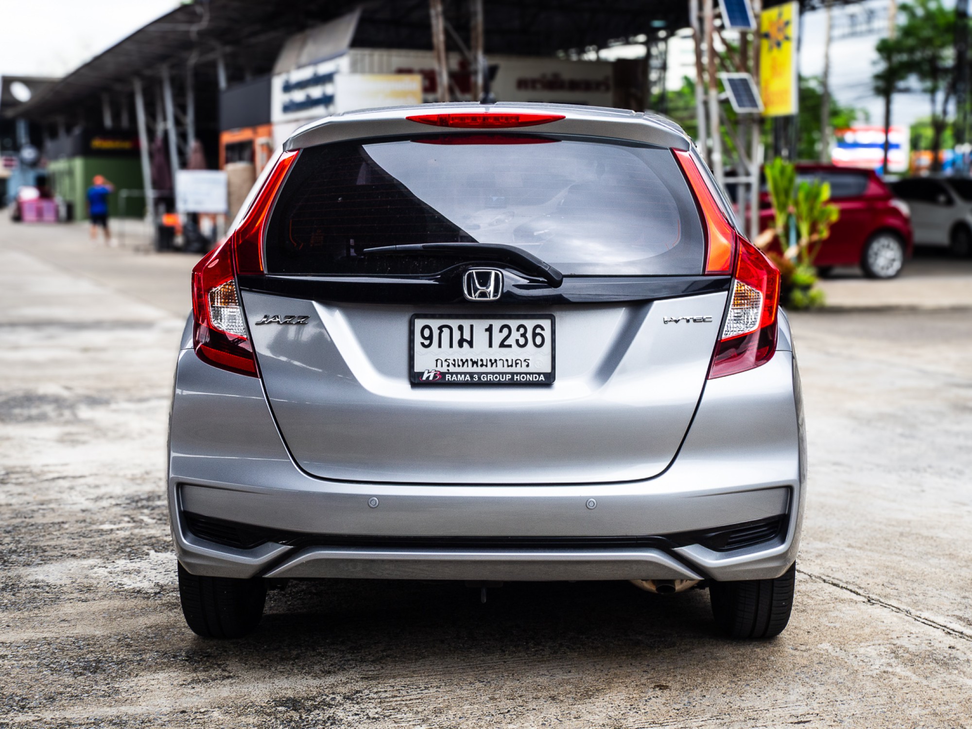 2020 Honda Jazz GK สีเงิน (รูปที่ 6)