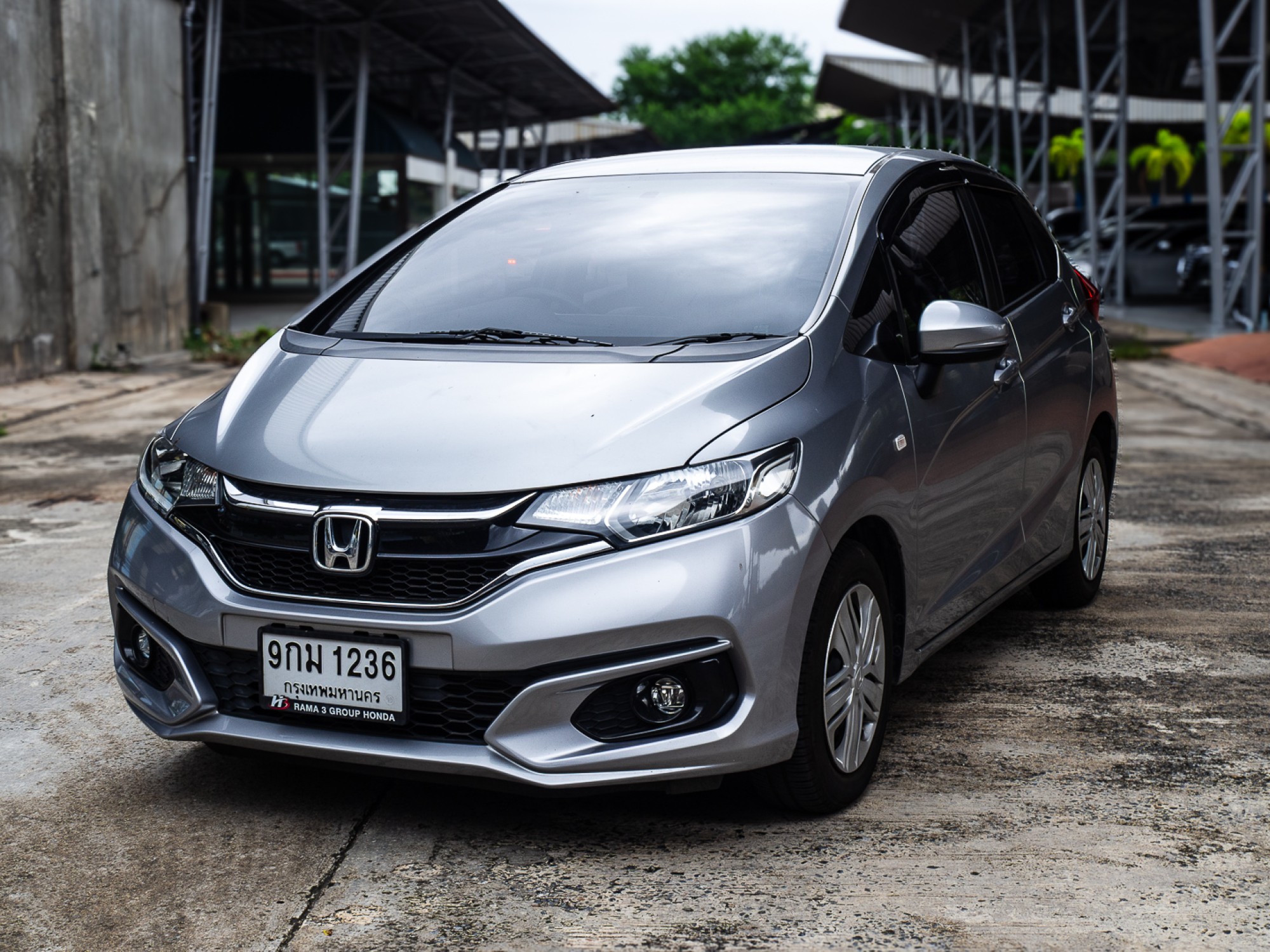 2020 Honda Jazz GK สีเงิน (รูปที่ 3)