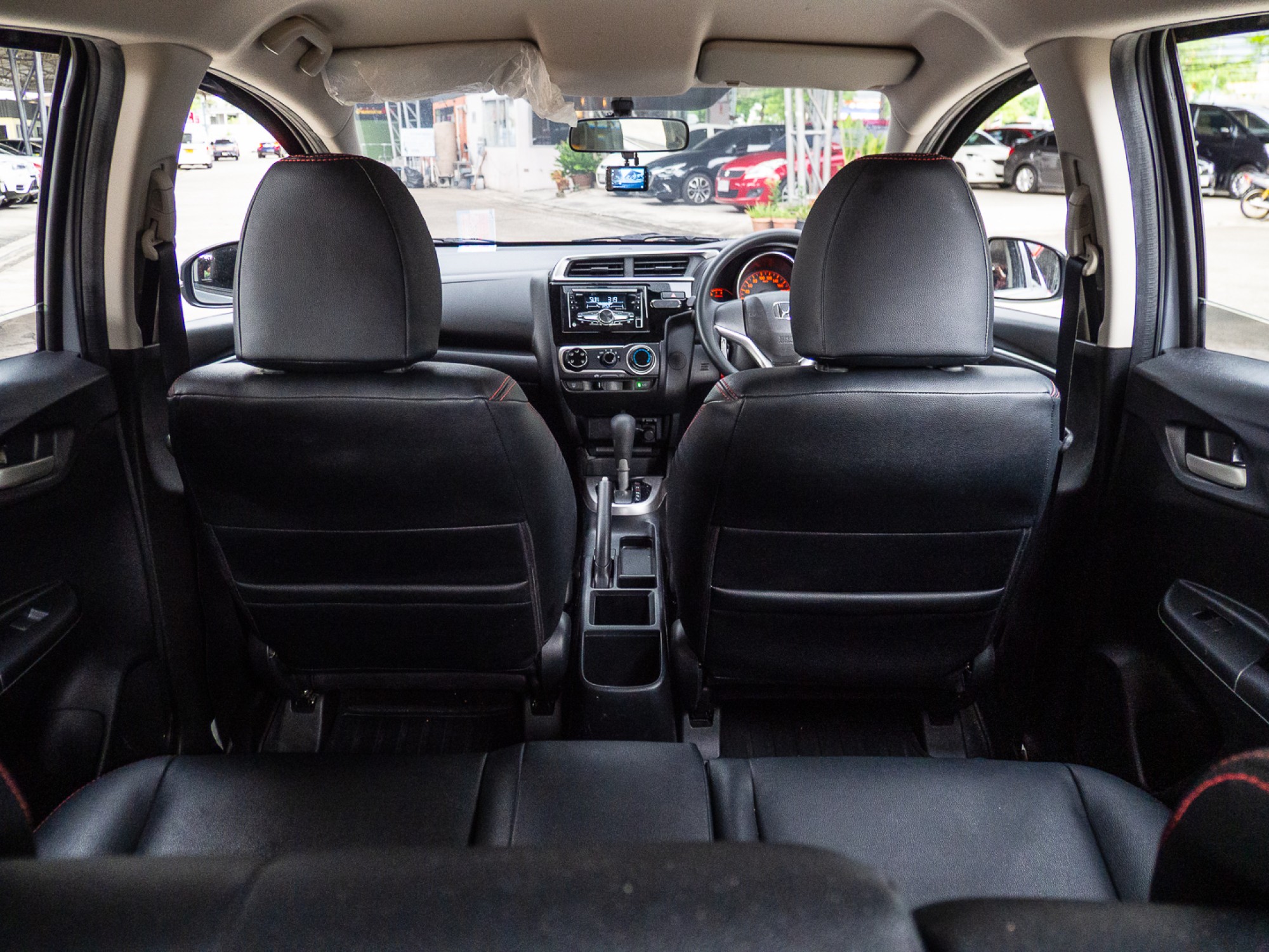 2020 Honda Jazz GK สีเงิน (รูปที่ 15)