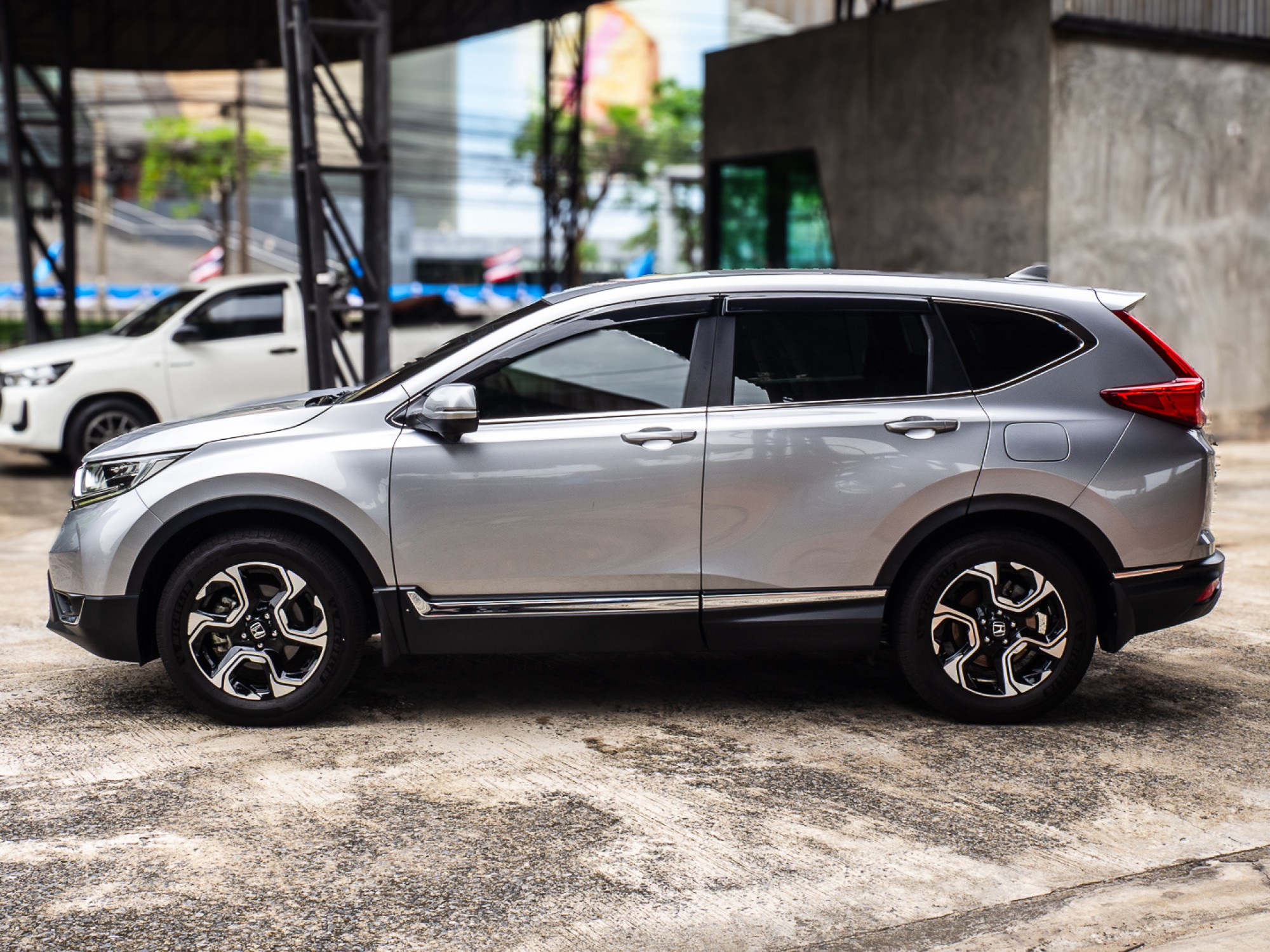 2017 Honda CR-V สีเงิน (รูปที่ 4)